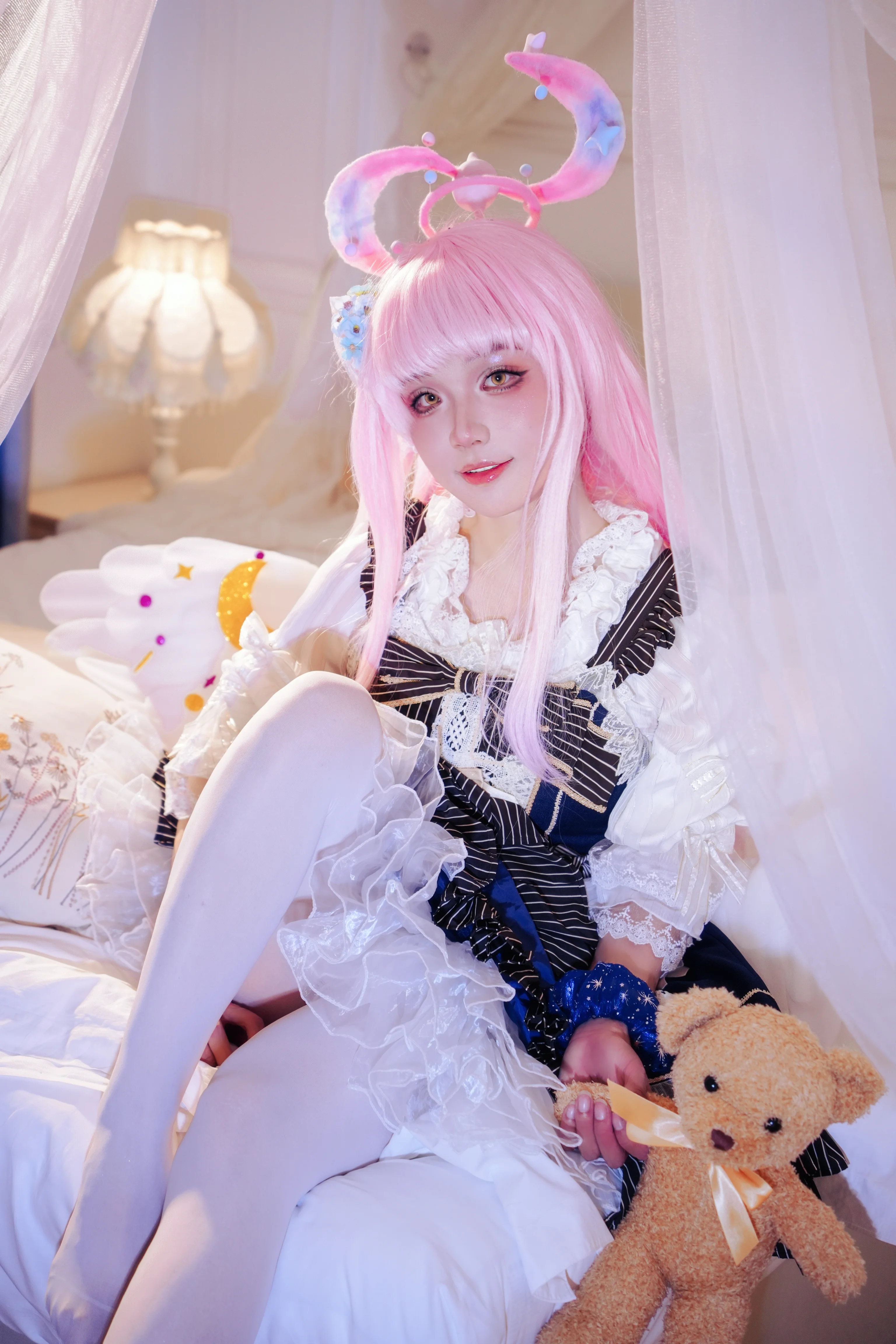 【圣园未花cos】碧蓝档案中粉发天使的卧室写真 - 第 3 张