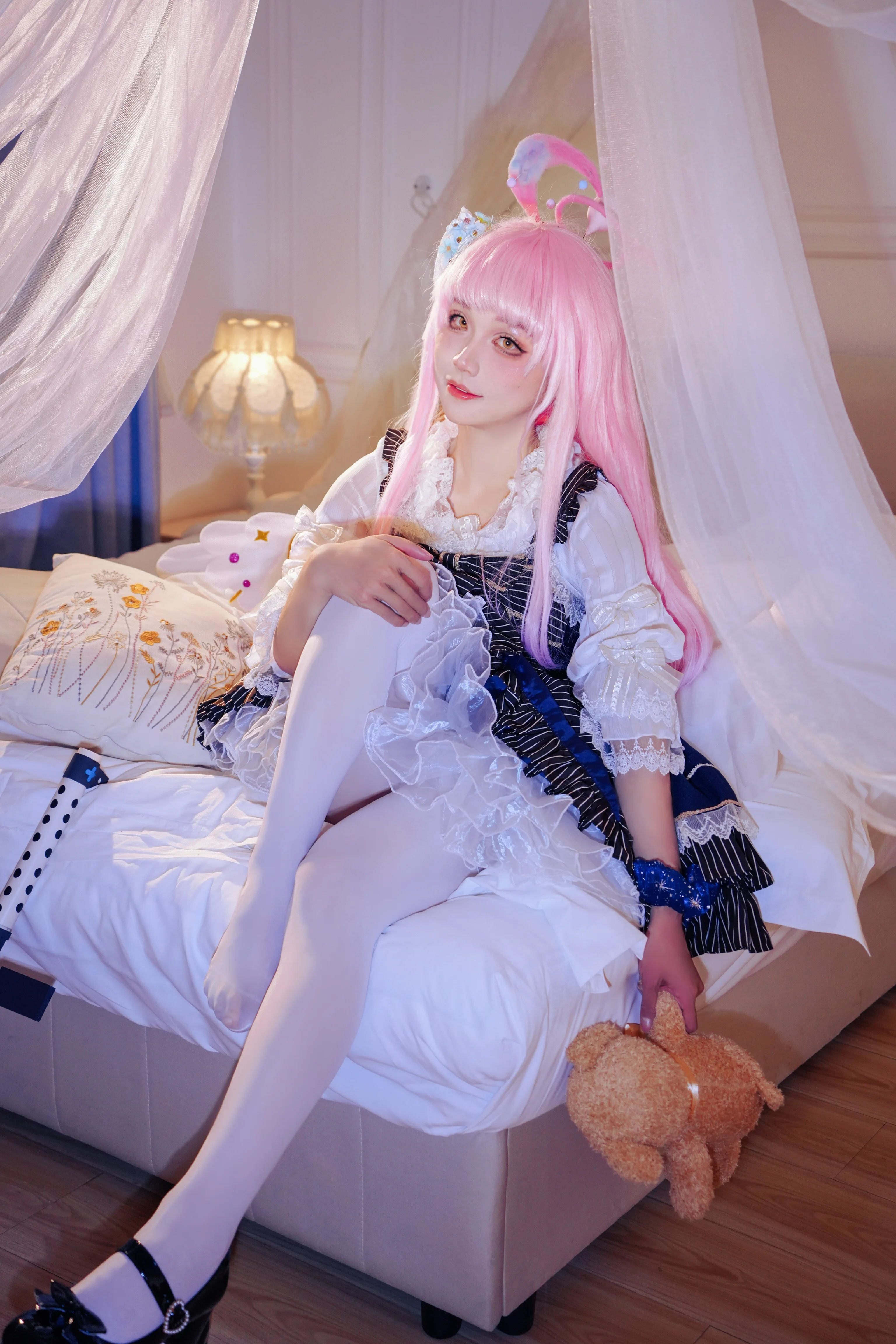 【圣园未花cos】碧蓝档案中粉发天使的卧室写真