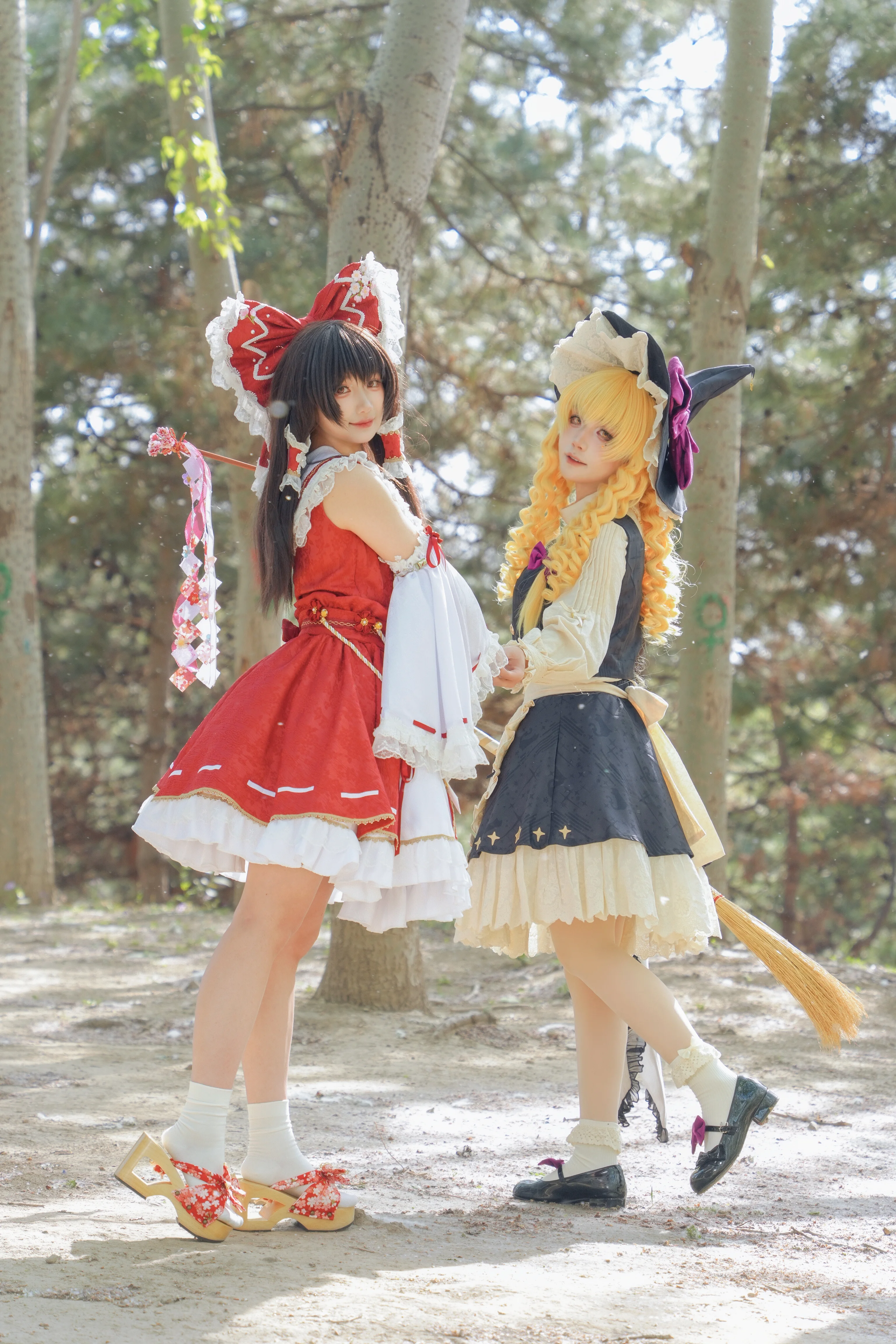 【霧雨魔理沙 コスプレ】東方Projectの春色2ショット、幻想郷の日常を再現 - 1 枚目