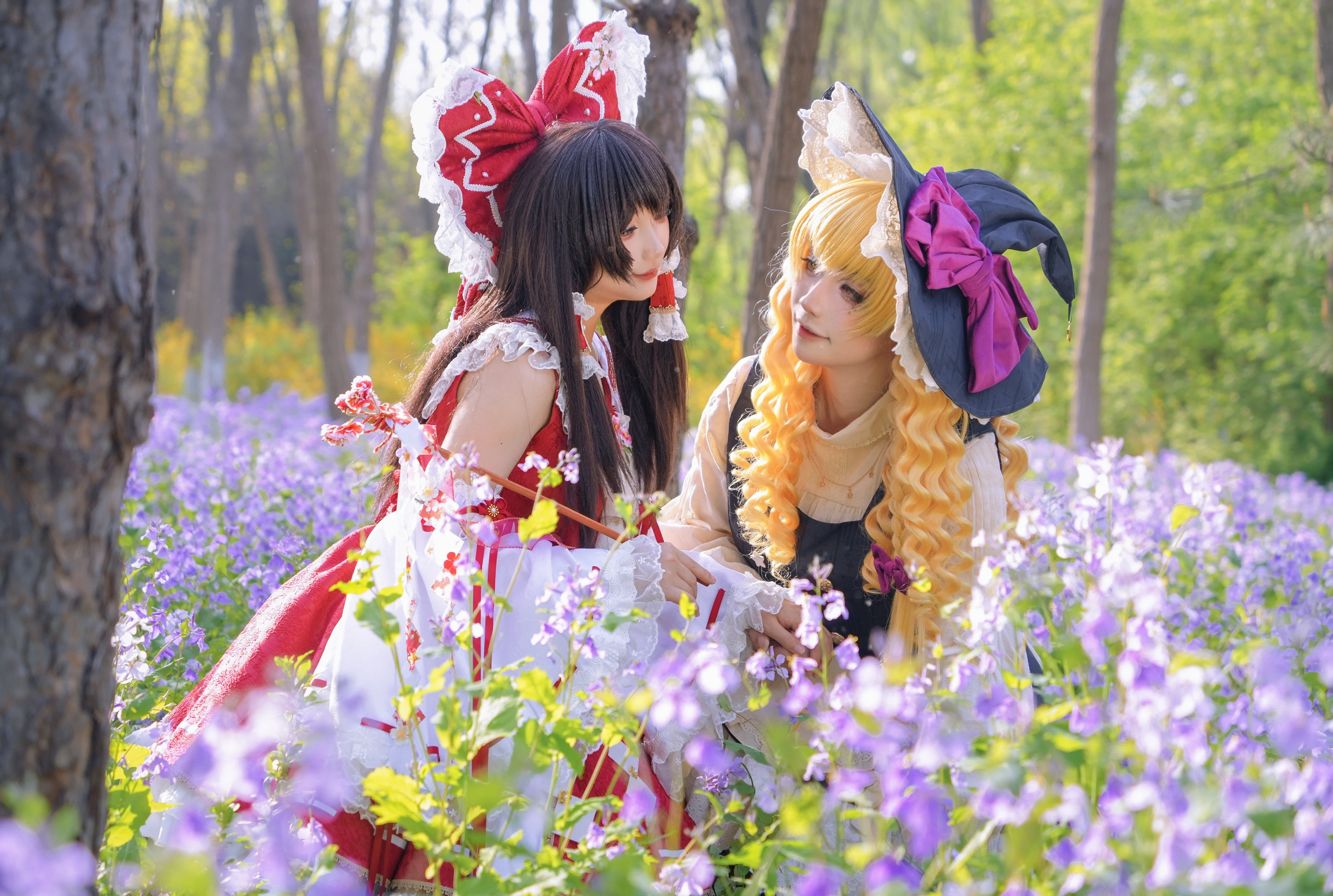 【霧雨魔理沙 コスプレ】東方Projectの春色2ショット、幻想郷の日常を再現 - 2 枚目