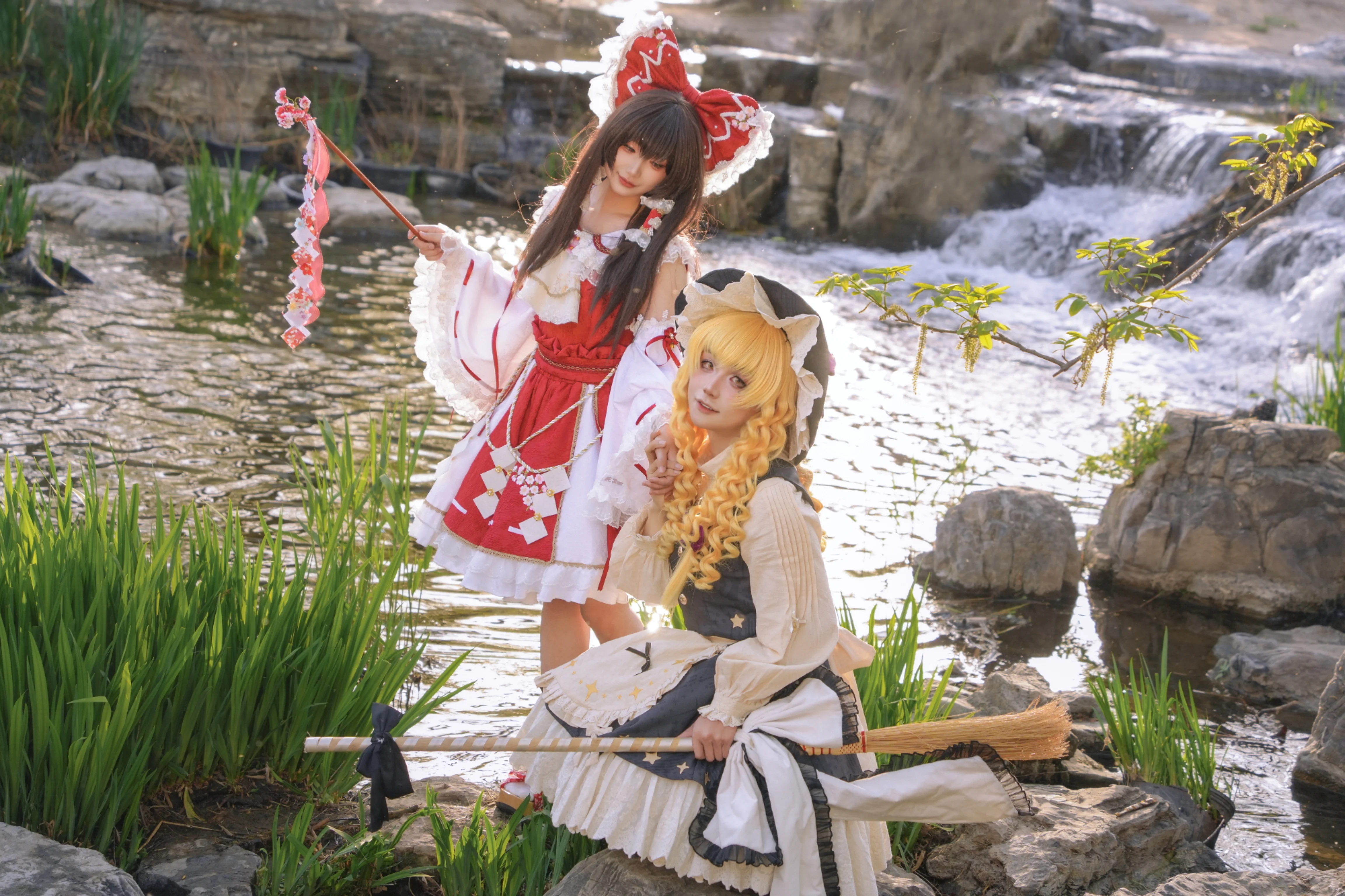 【霧雨魔理沙 コスプレ】東方Projectの春色2ショット、幻想郷の日常を再現 - 5 枚目