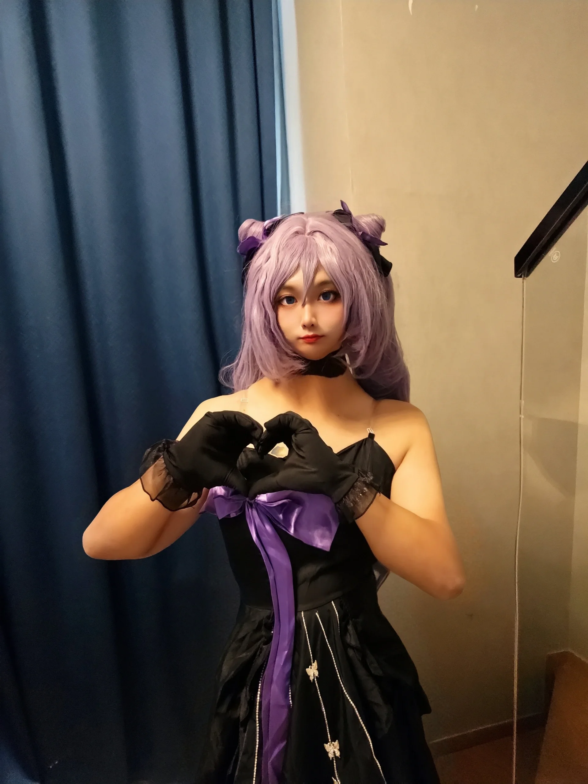 【刻晴コスプレ】『原神』コラボ限定の黒紫ドレス、室内撮影の瞬間を記録 - 2 枚目