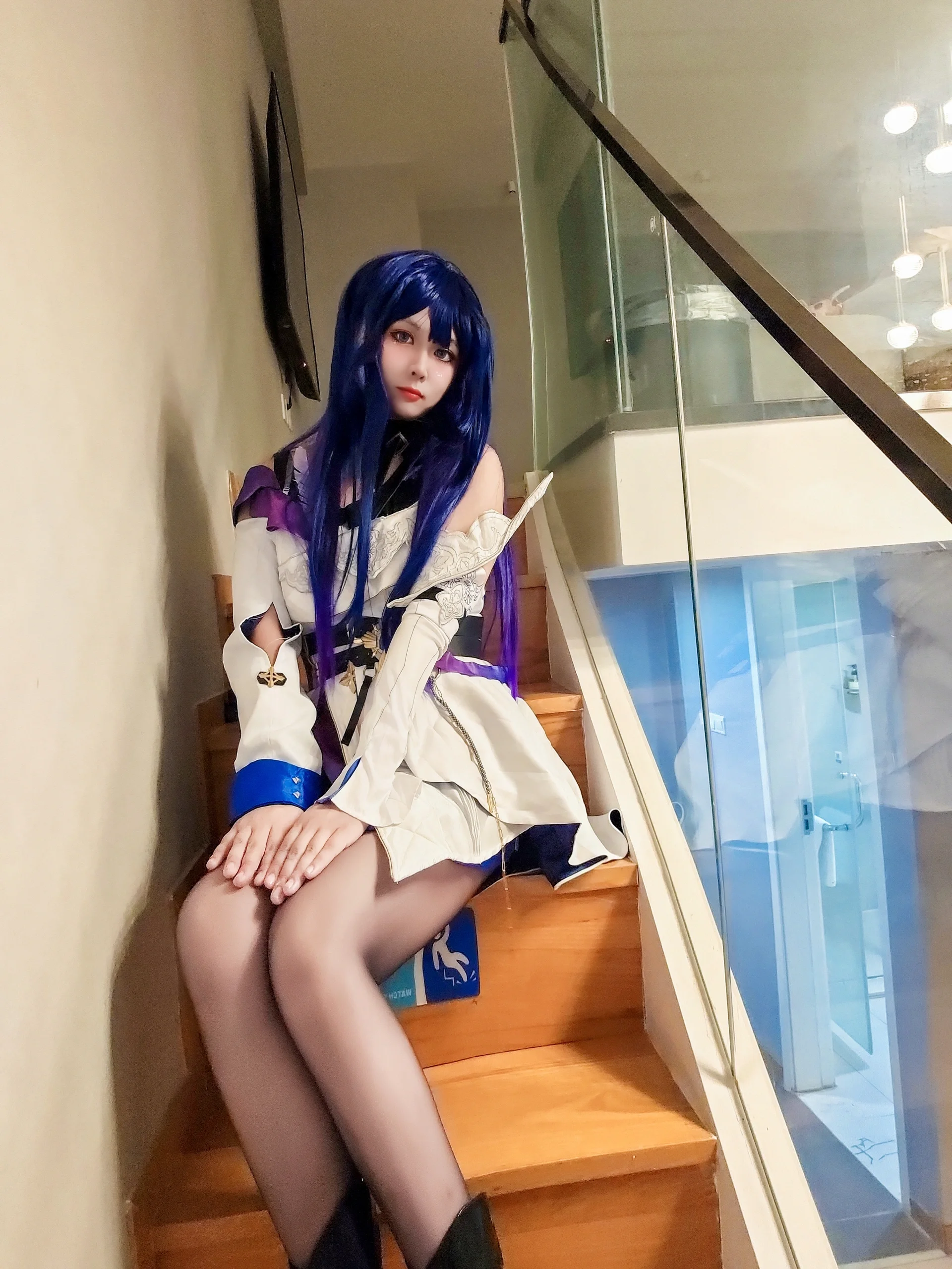 【雷电芽衣cos】崩坏三的冷峻女武神，楼梯间的气场全开 - 第 2 张