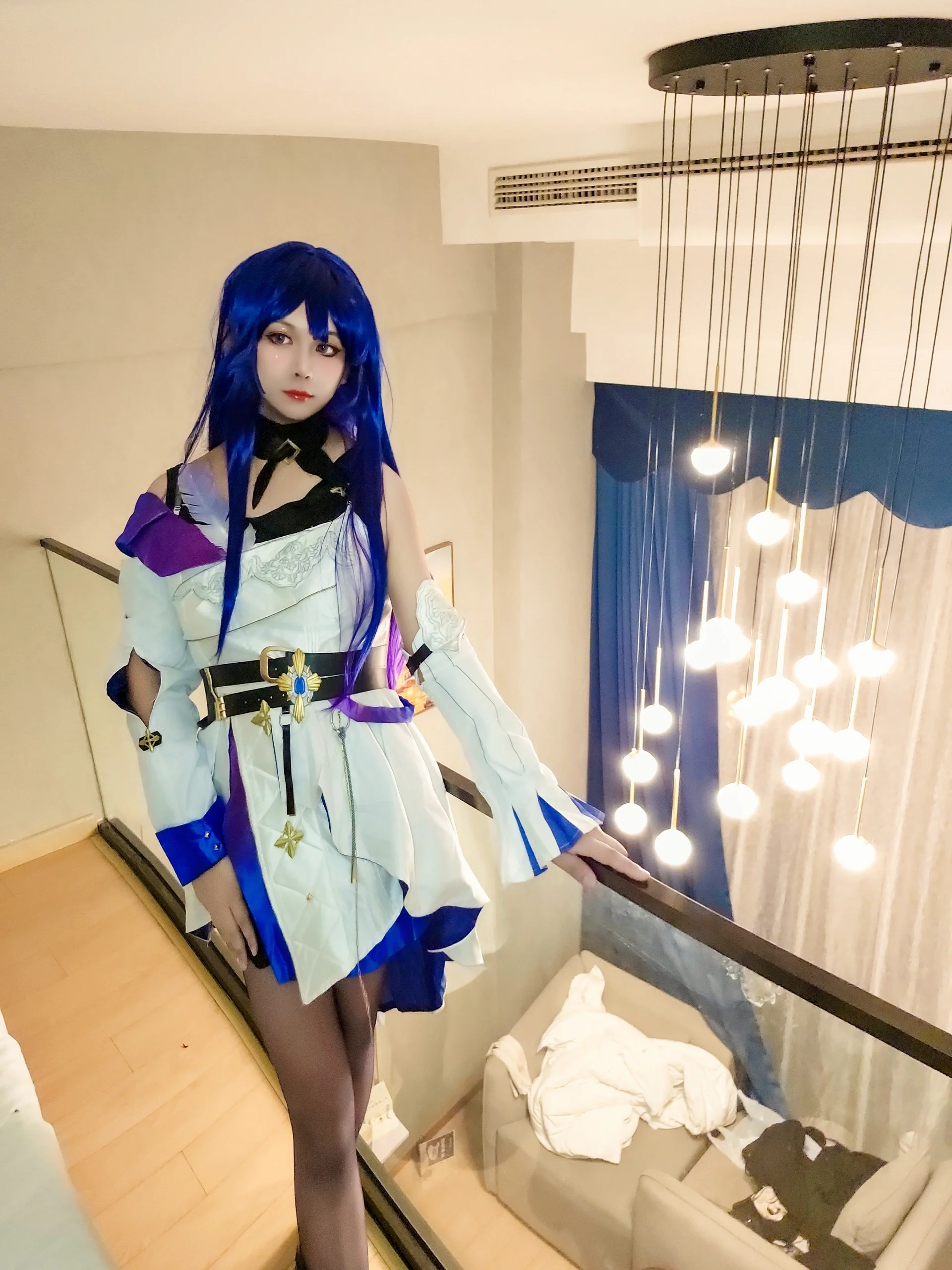 【雷电芽衣cos】崩坏三的冷峻女武神，楼梯间的气场全开 - 第 4 张