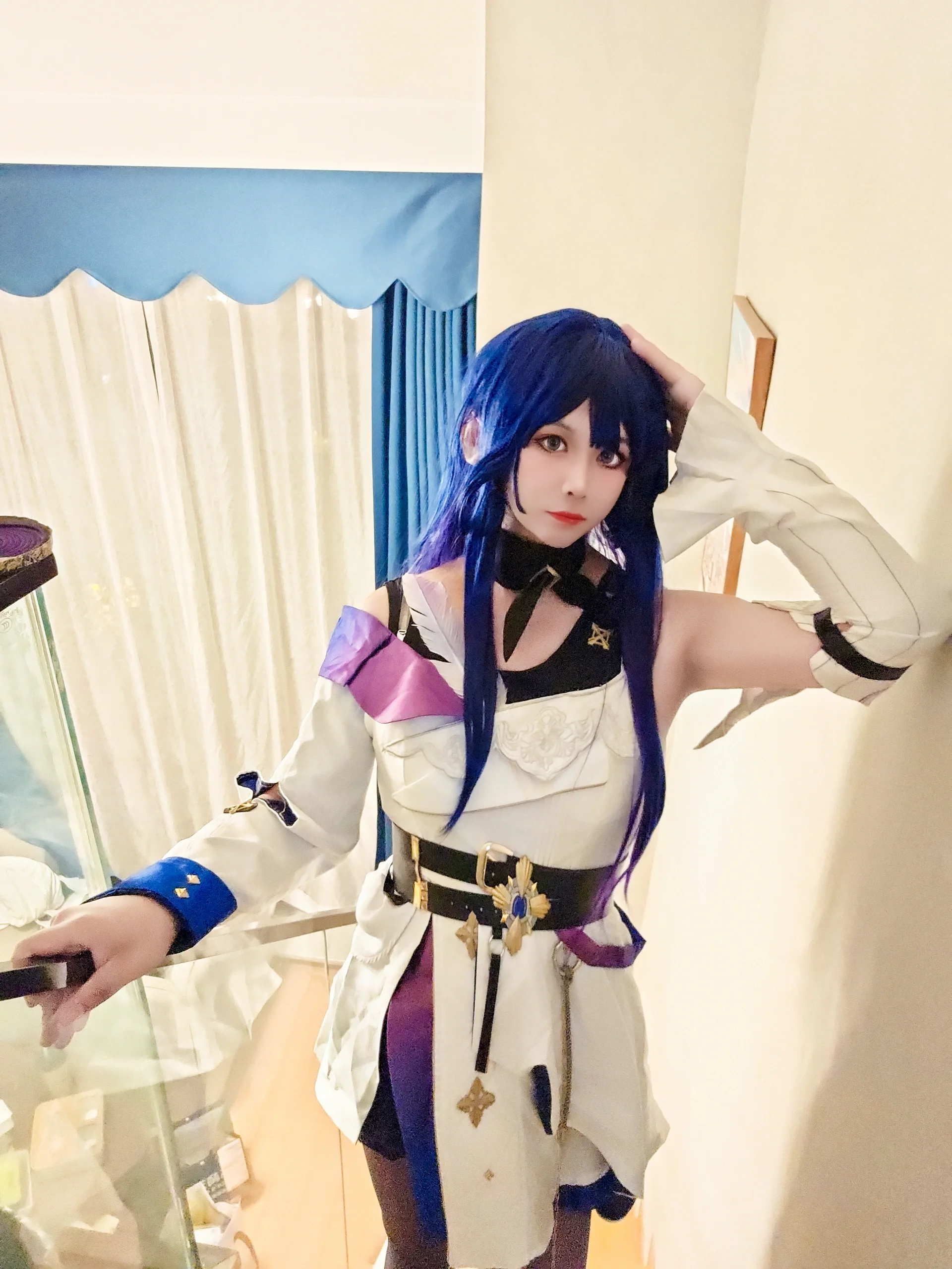 【雷电芽衣cos】崩坏三的冷峻女武神，楼梯间的气场全开 - 第 5 张