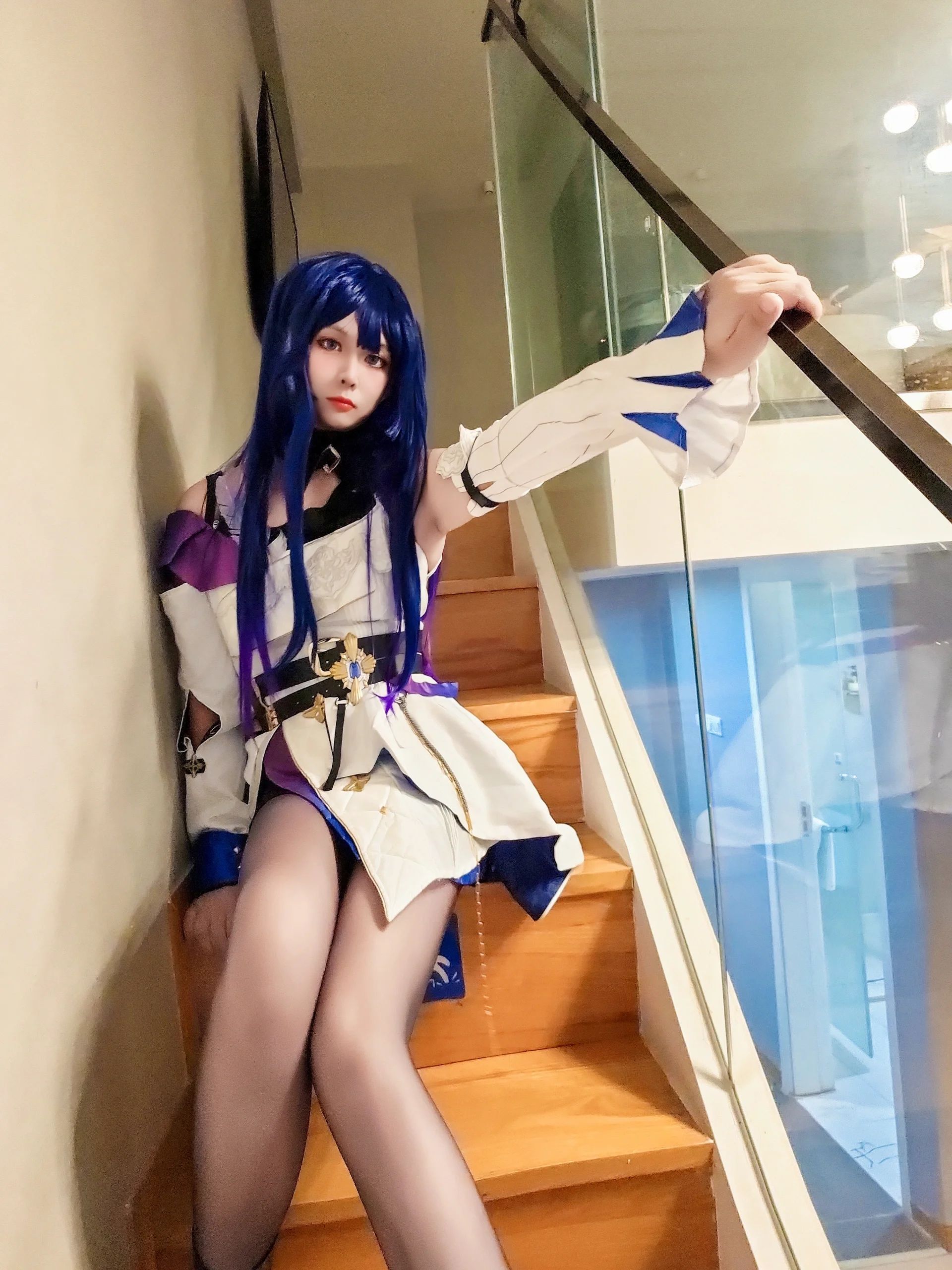 【雷电芽衣cos】崩坏三的冷峻女武神，楼梯间的气场全开 - 第 8 张