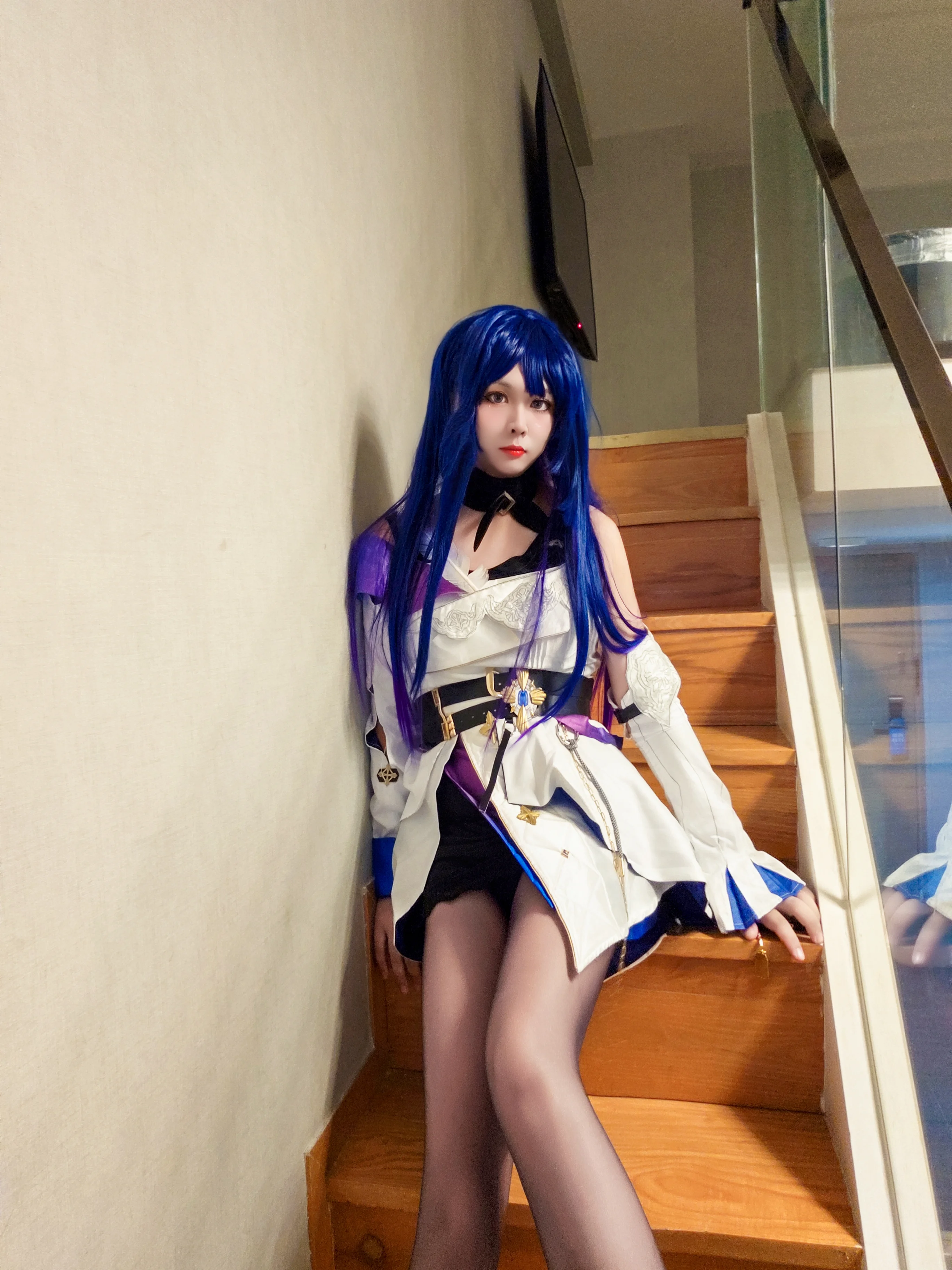 【雷电芽衣cos】崩坏三的冷峻女武神，楼梯间的气场全开 - 第 9 张