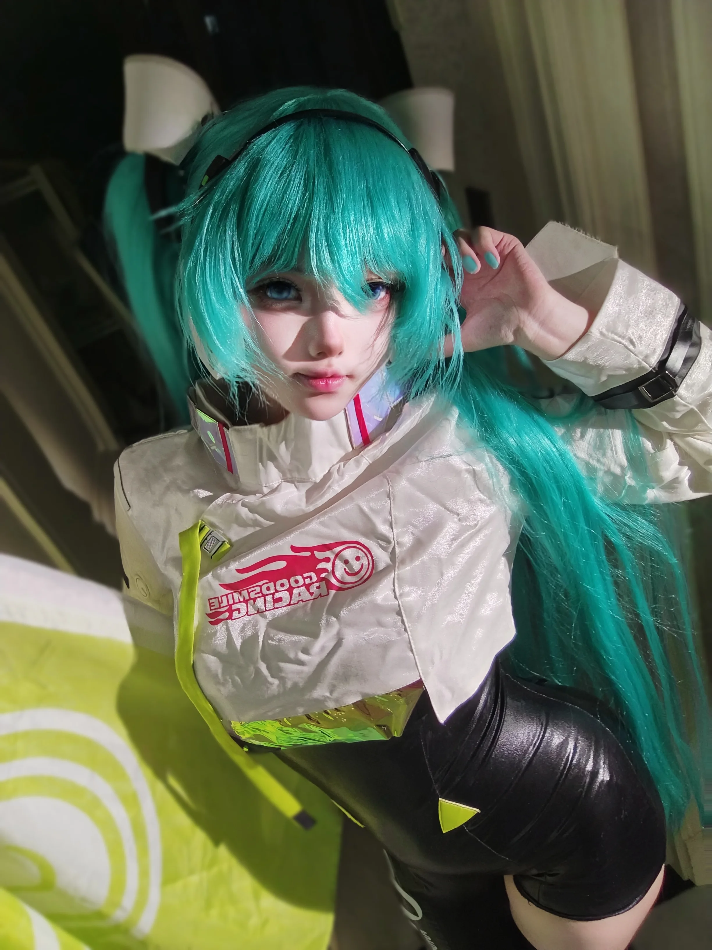 【初音ミク コスプレ】レーシングミク コラボレーションスタイル、機能性光沢ショートパンツコーデ - 1 枚目