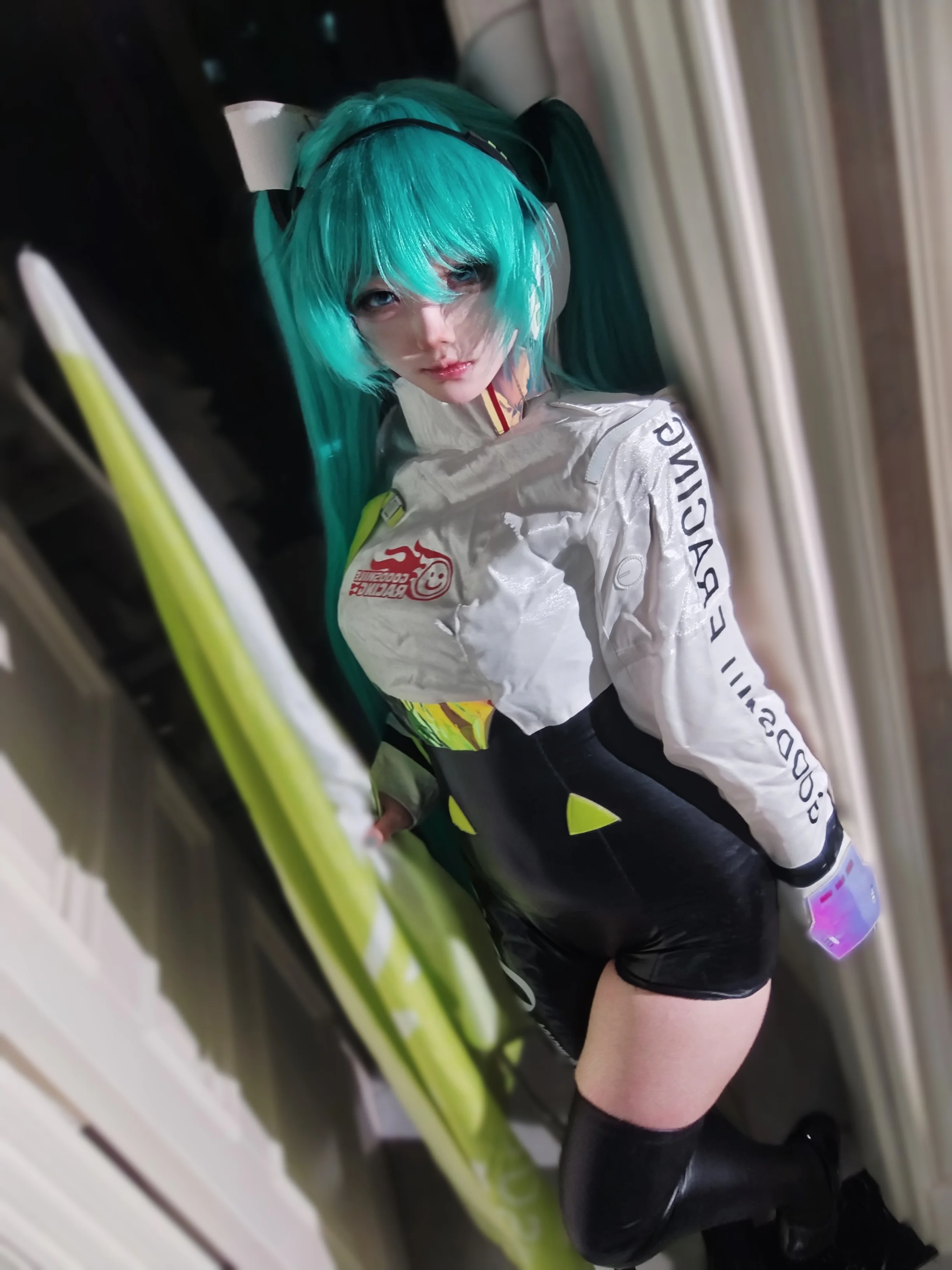 【初音ミク コスプレ】レーシングミク コラボレーションスタイル、機能性光沢ショートパンツコーデ - 2 枚目