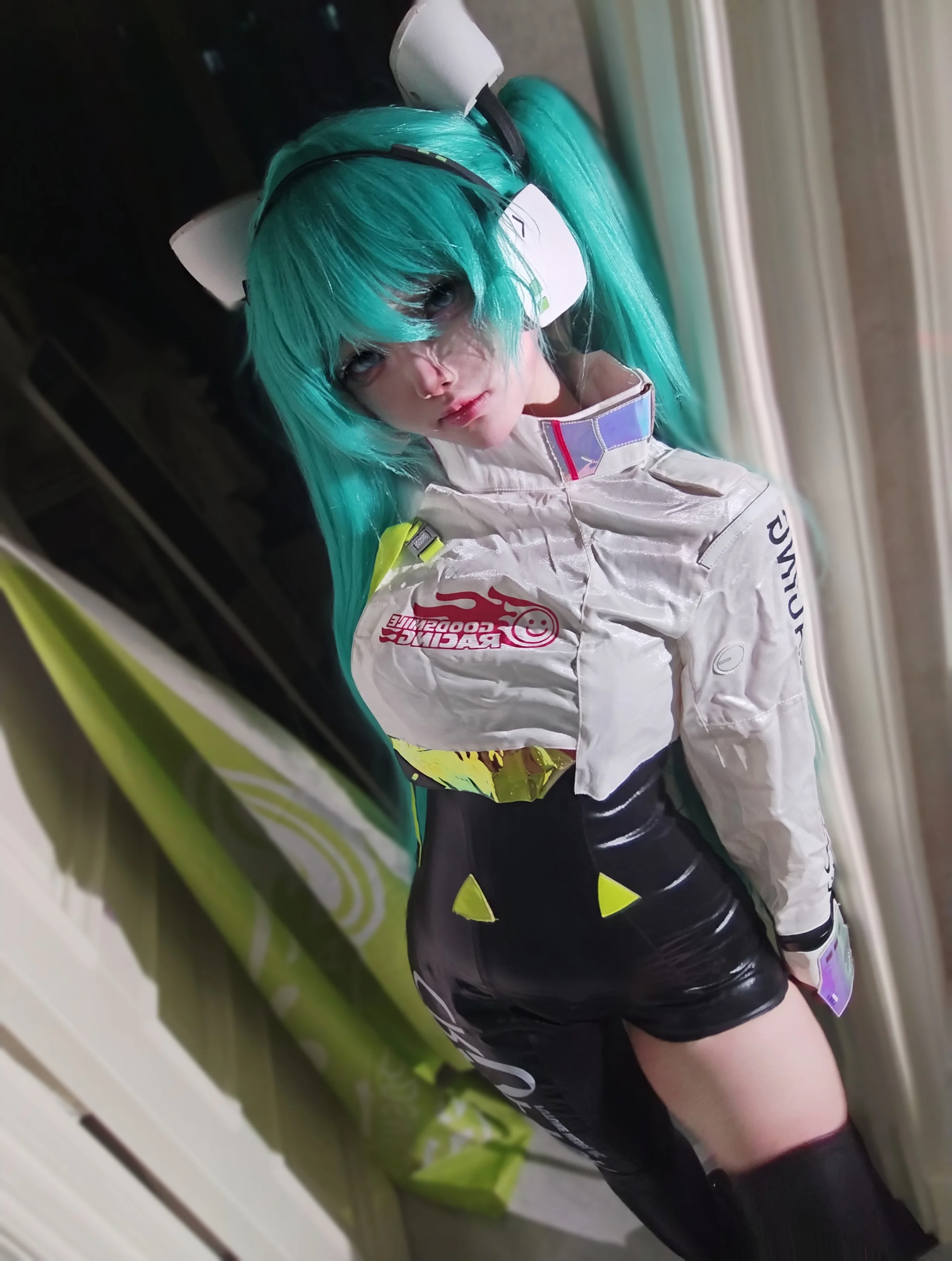 【初音未来cos】赛车初音联动造型，机能风亮面短裤穿搭