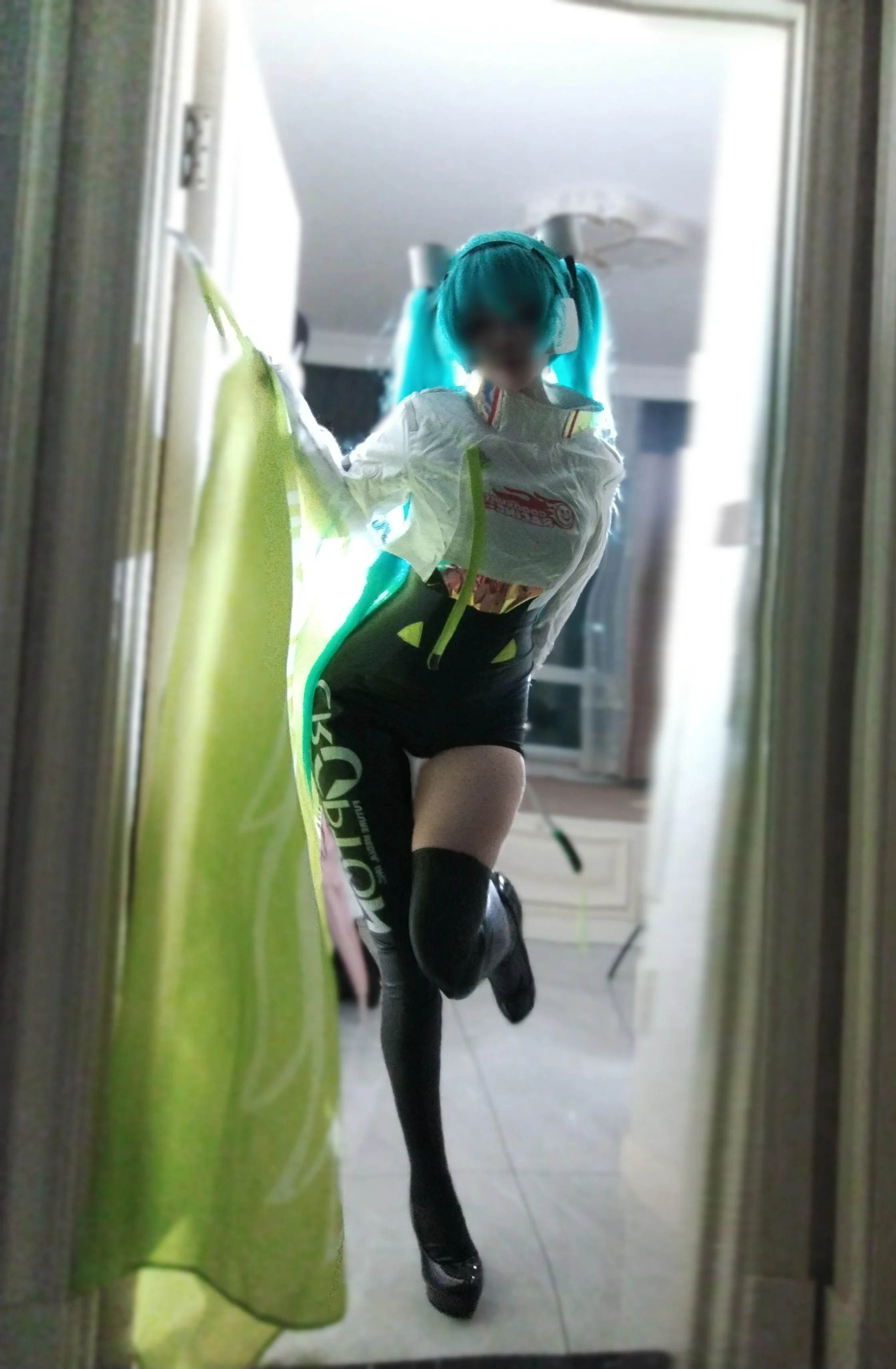 【初音ミク コスプレ】レーシングミク コラボレーションスタイル、機能性光沢ショートパンツコーデ - 4 枚目