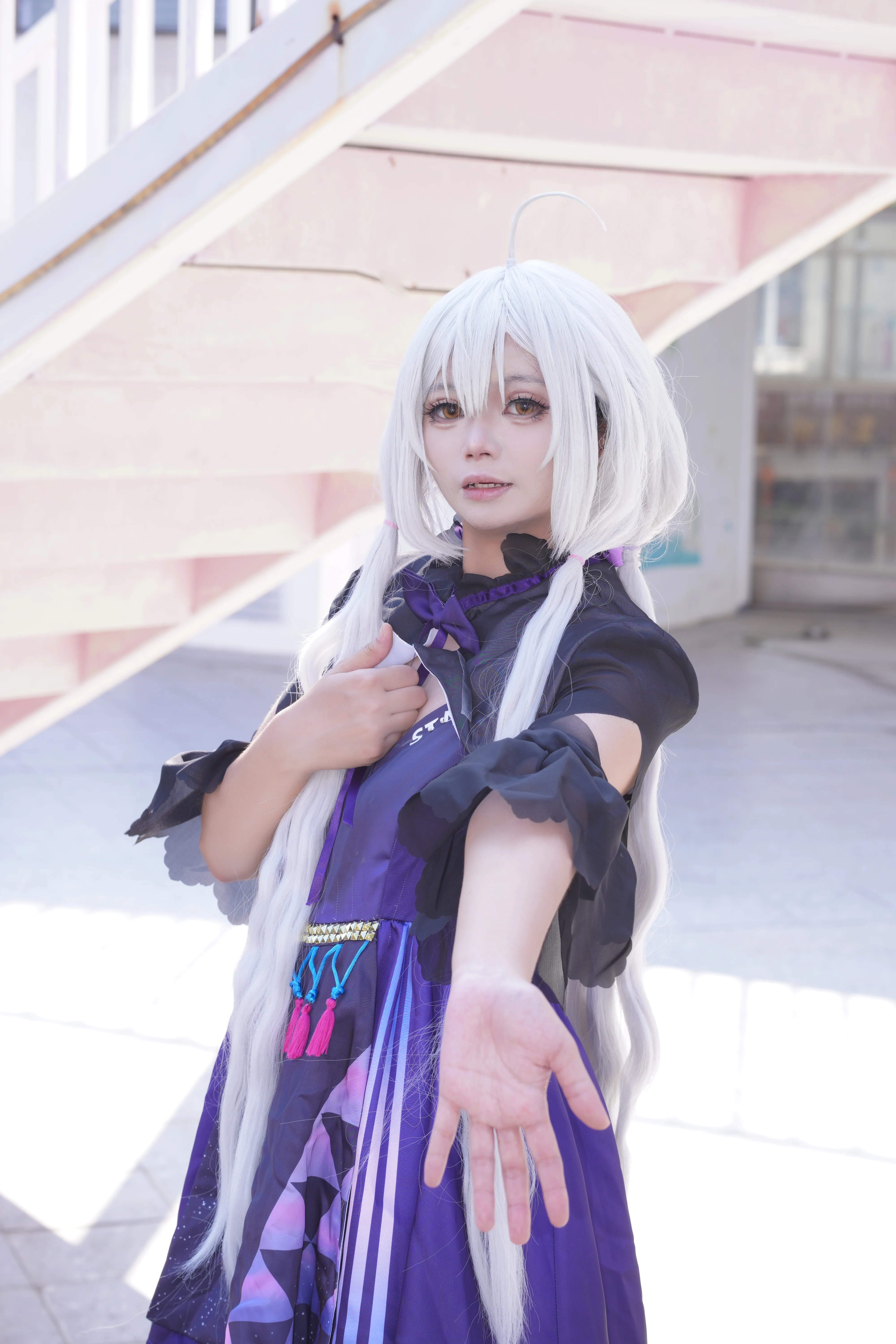 【星尘cos】五维介质街头漫步，银发紫裙的日常记录