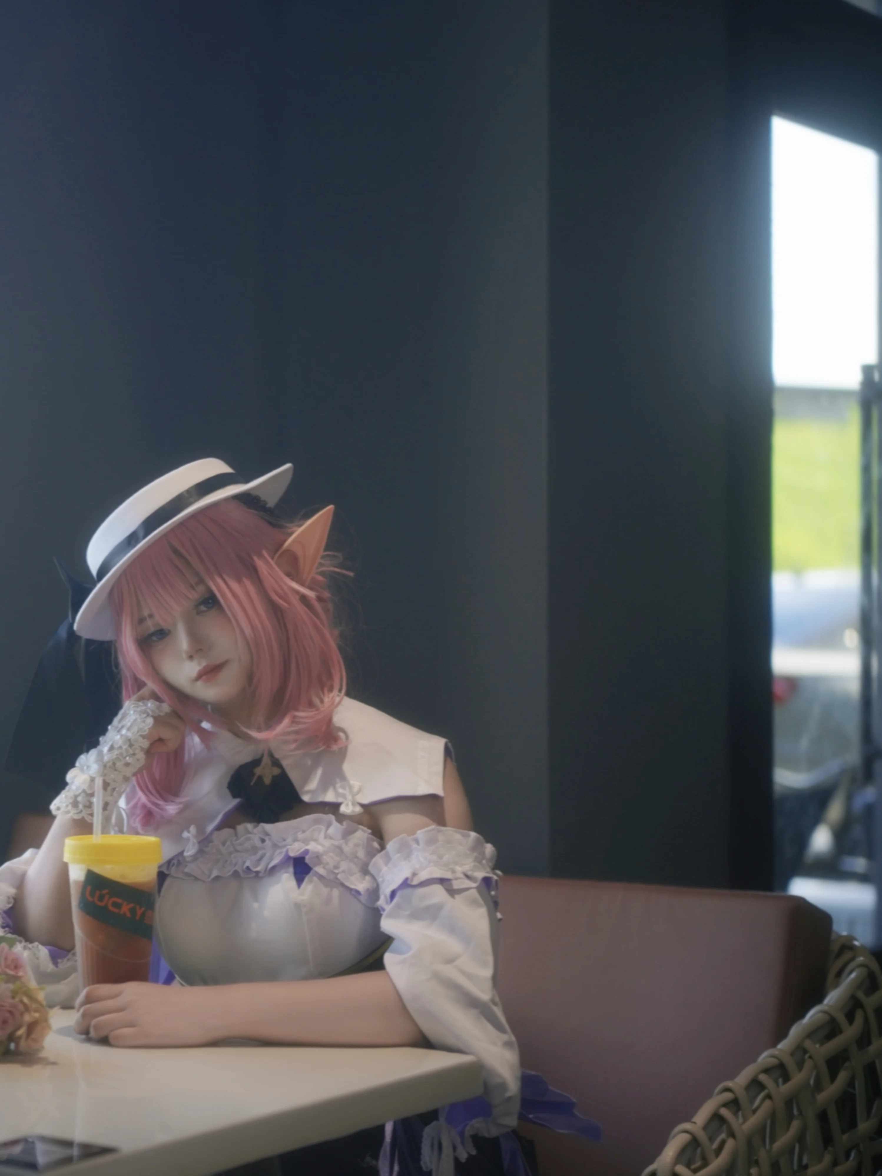 【愛莉希雅cos】在咖啡館裡捕捉一份慵懶的午後 - 第 1 張