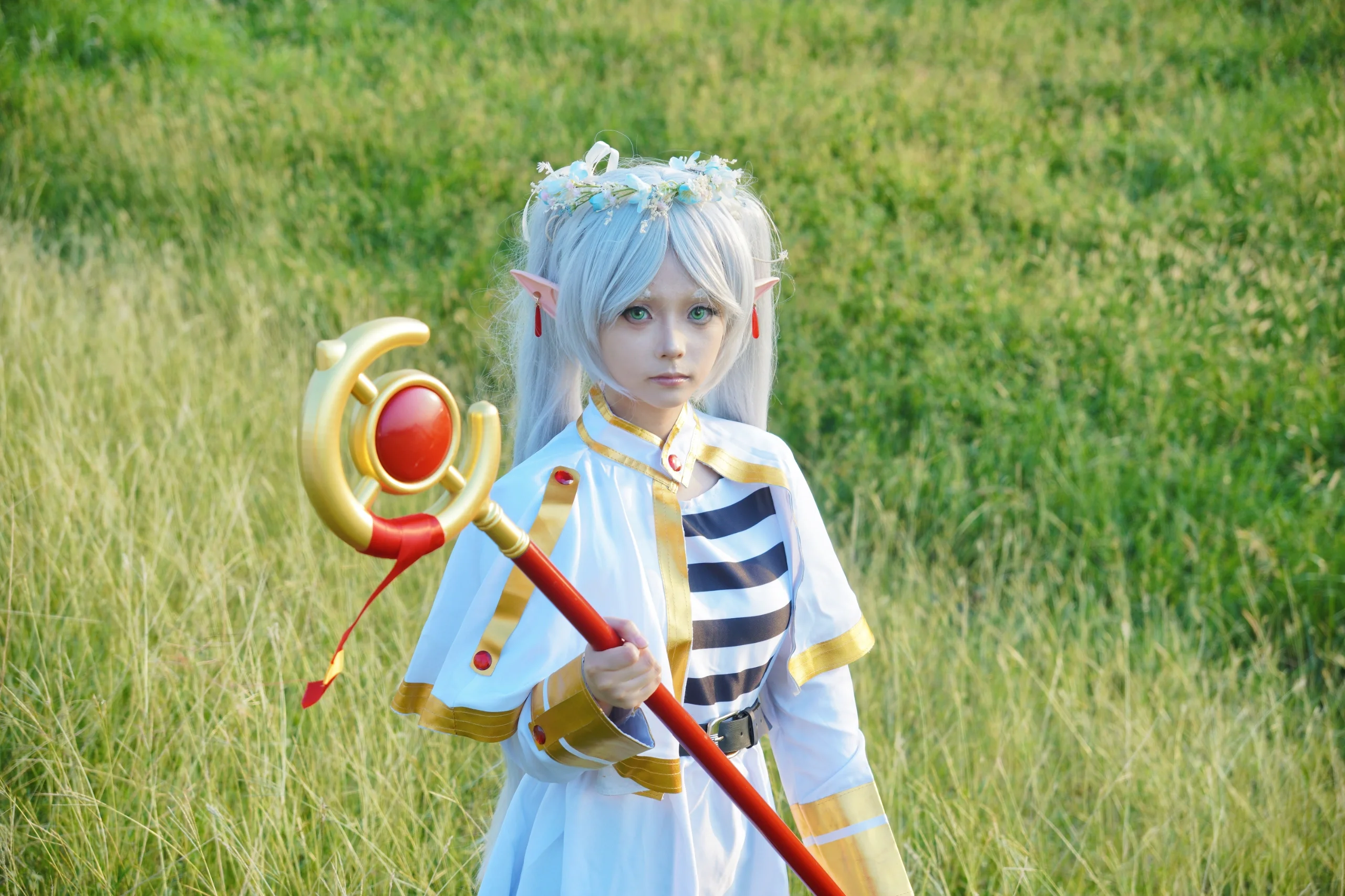 【芙莉蓮cos】葬送的芙莉蓮，草地裡的精靈與紫發魔法師