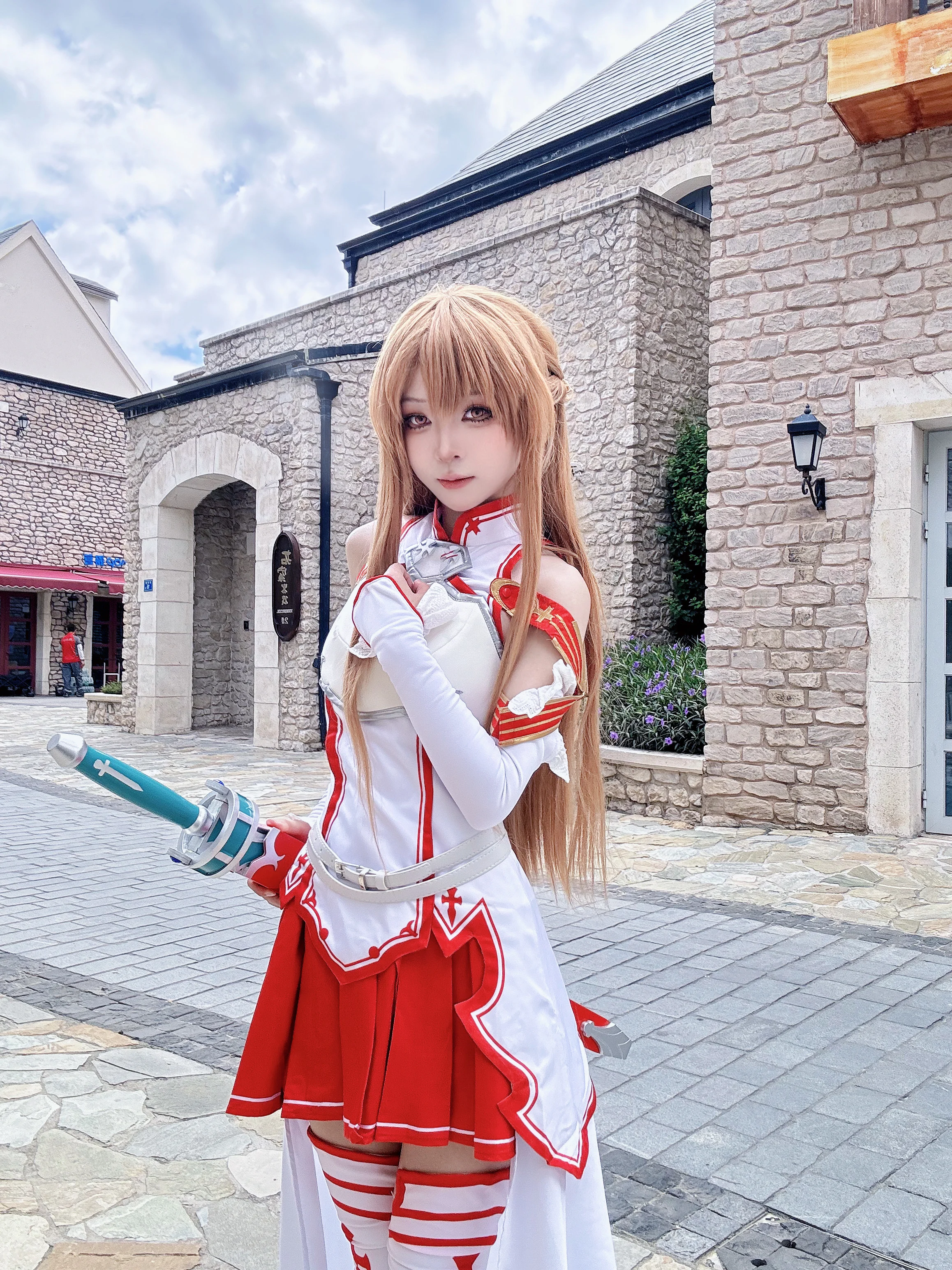 【亚丝娜cos】圆梦童年白月光，石墙街头的经典红白 - 第 1 张