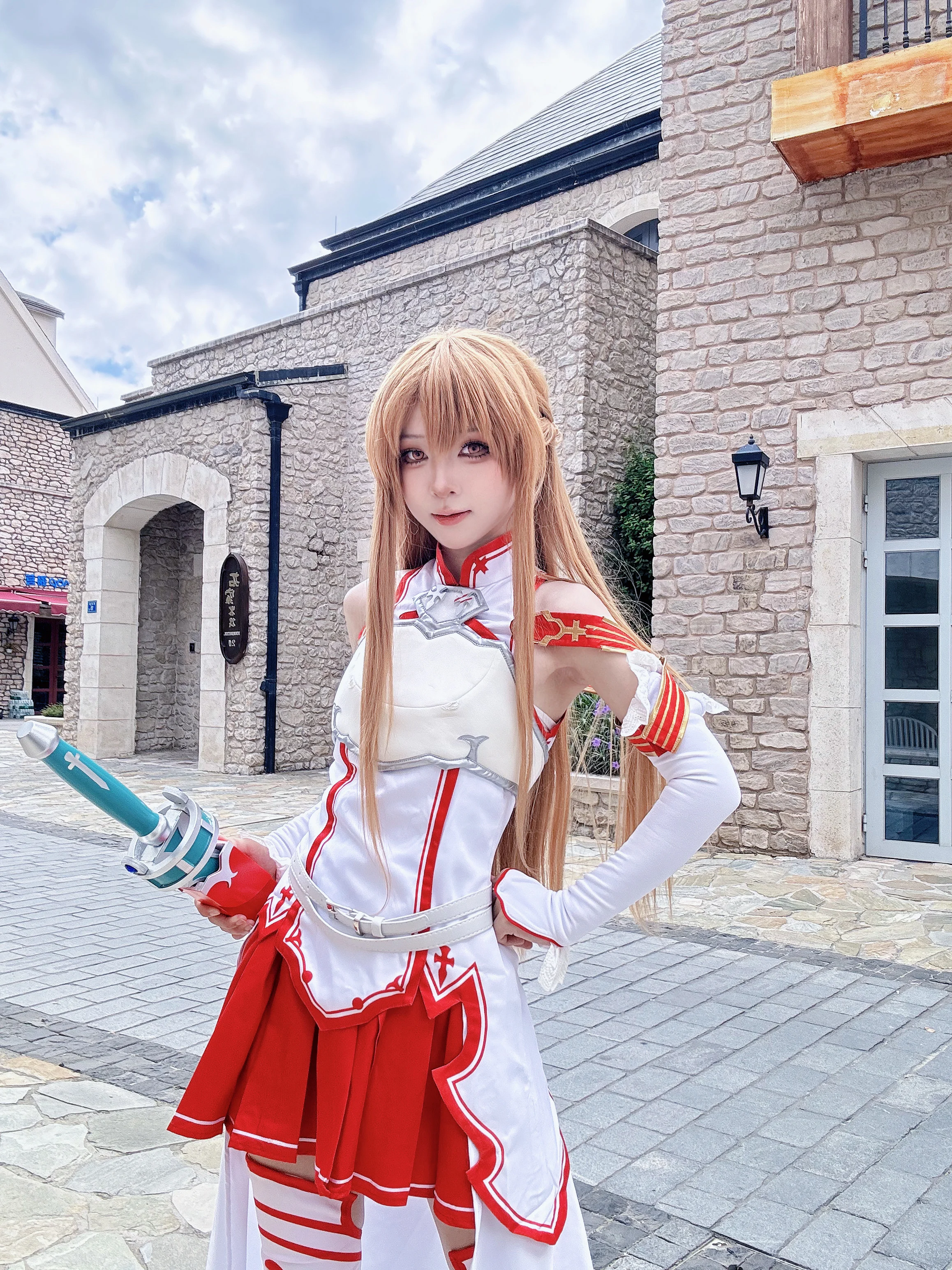 【亚丝娜cos】圆梦童年白月光，石墙街头的经典红白 - 第 2 张
