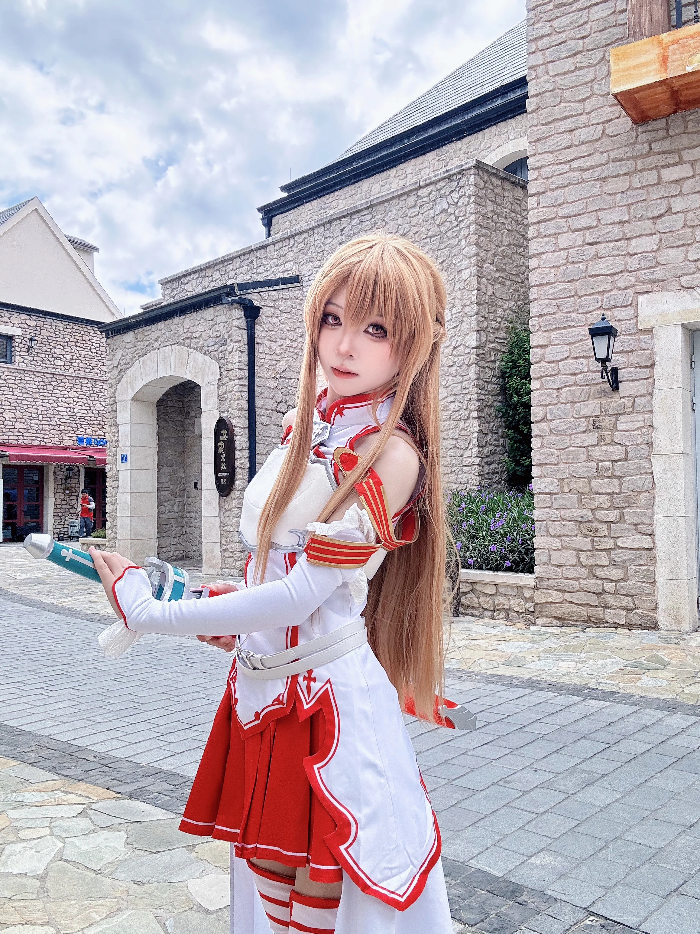 【亚丝娜cos】圆梦童年白月光，石墙街头的经典红白 - 第 3 张