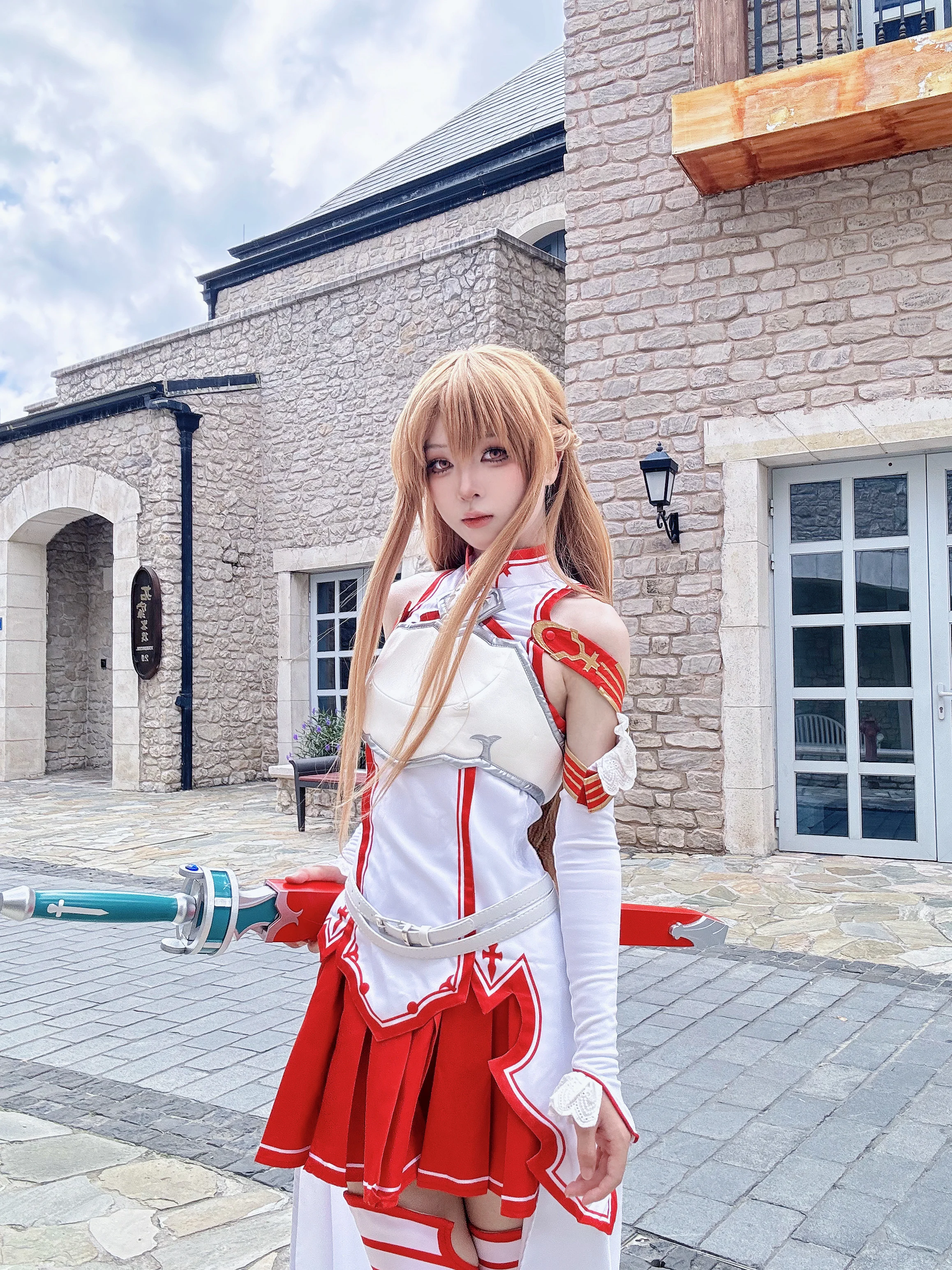 【亚丝娜cos】圆梦童年白月光，石墙街头的经典红白 - 第 4 张