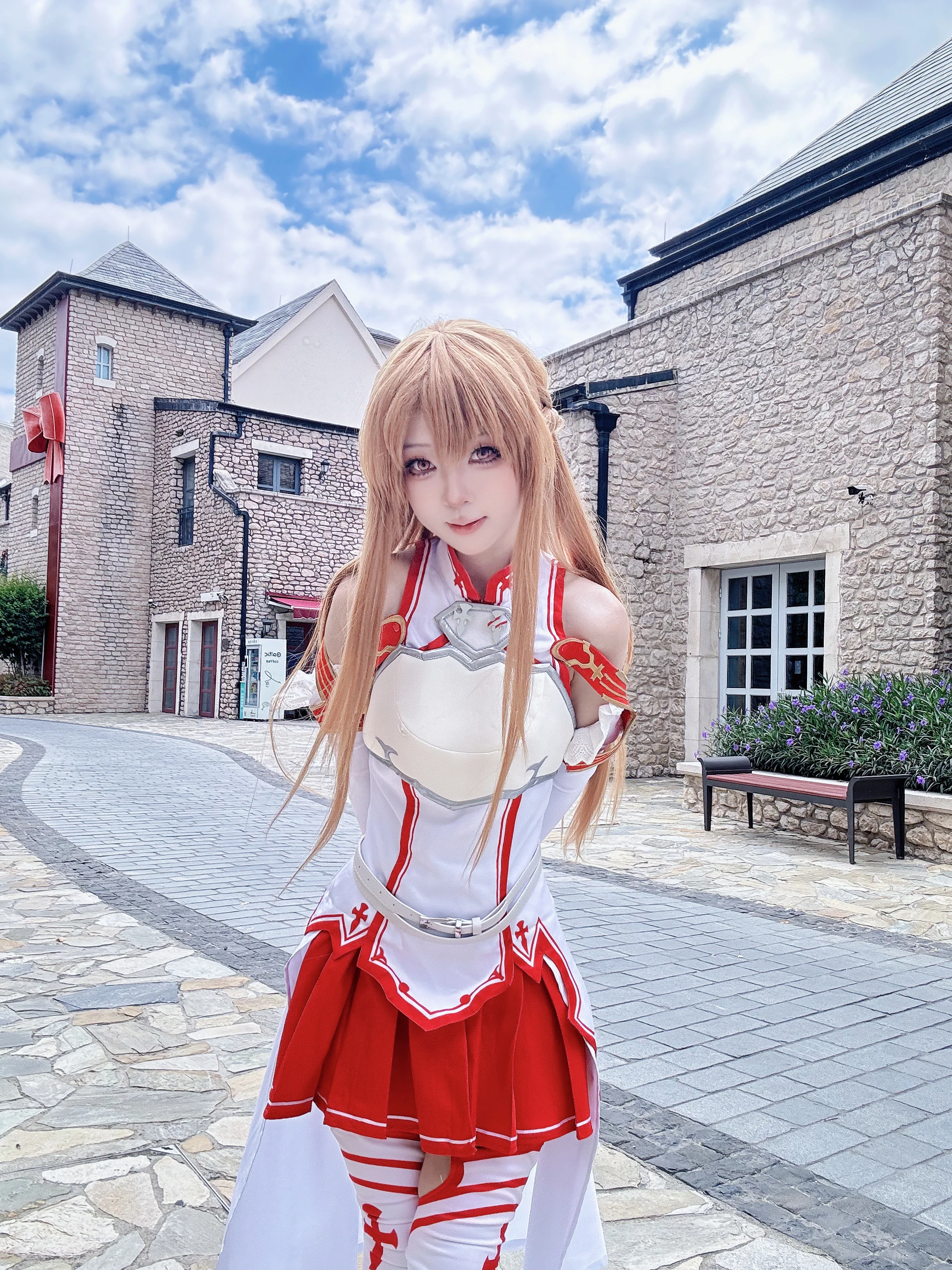 【亚丝娜cos】圆梦童年白月光，石墙街头的经典红白 - 第 5 张