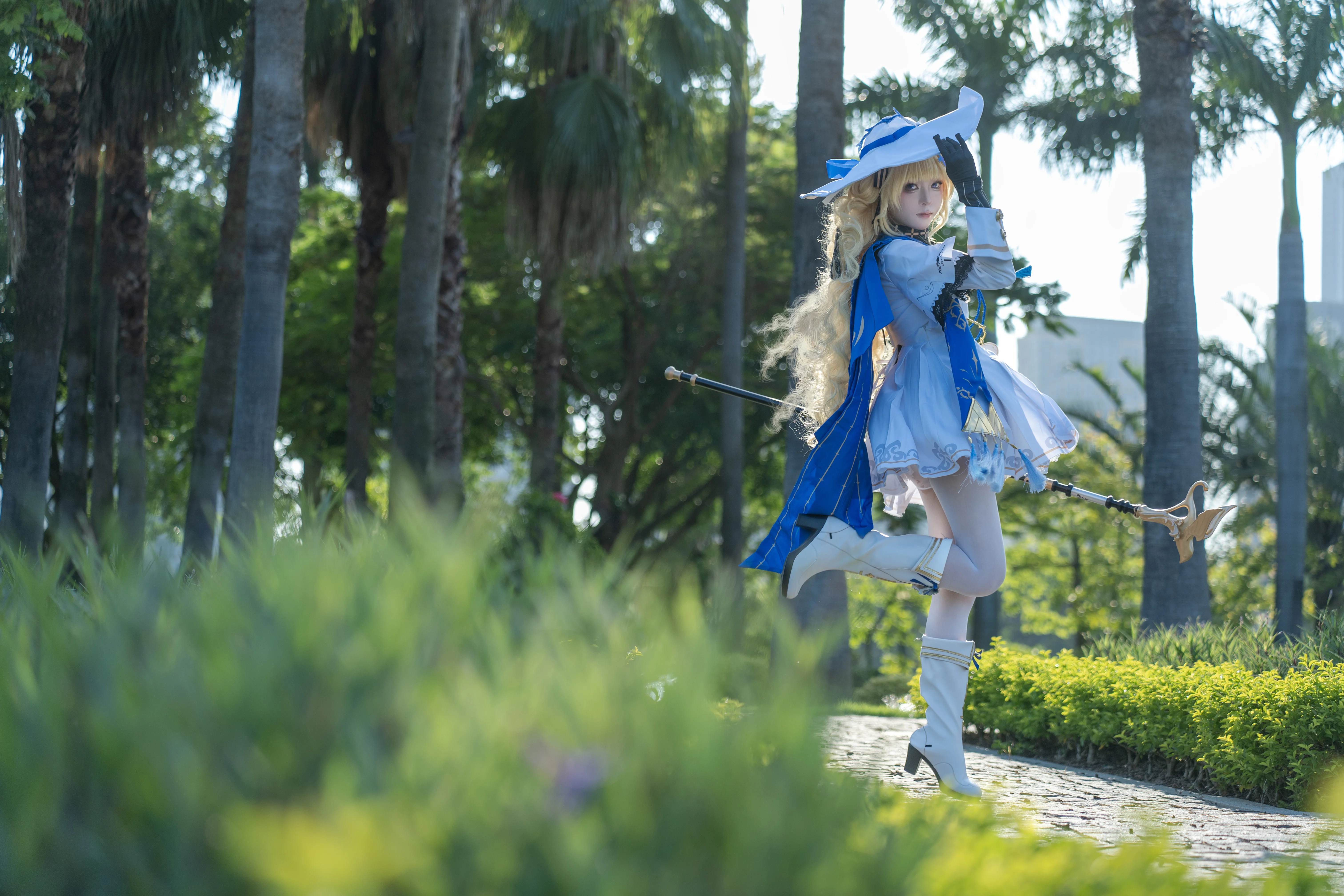 【フィービー コスプレ】鳴潮の魔法使いスタイリング、屋外ロケの完全手動レタッチ記録 - 1 枚目