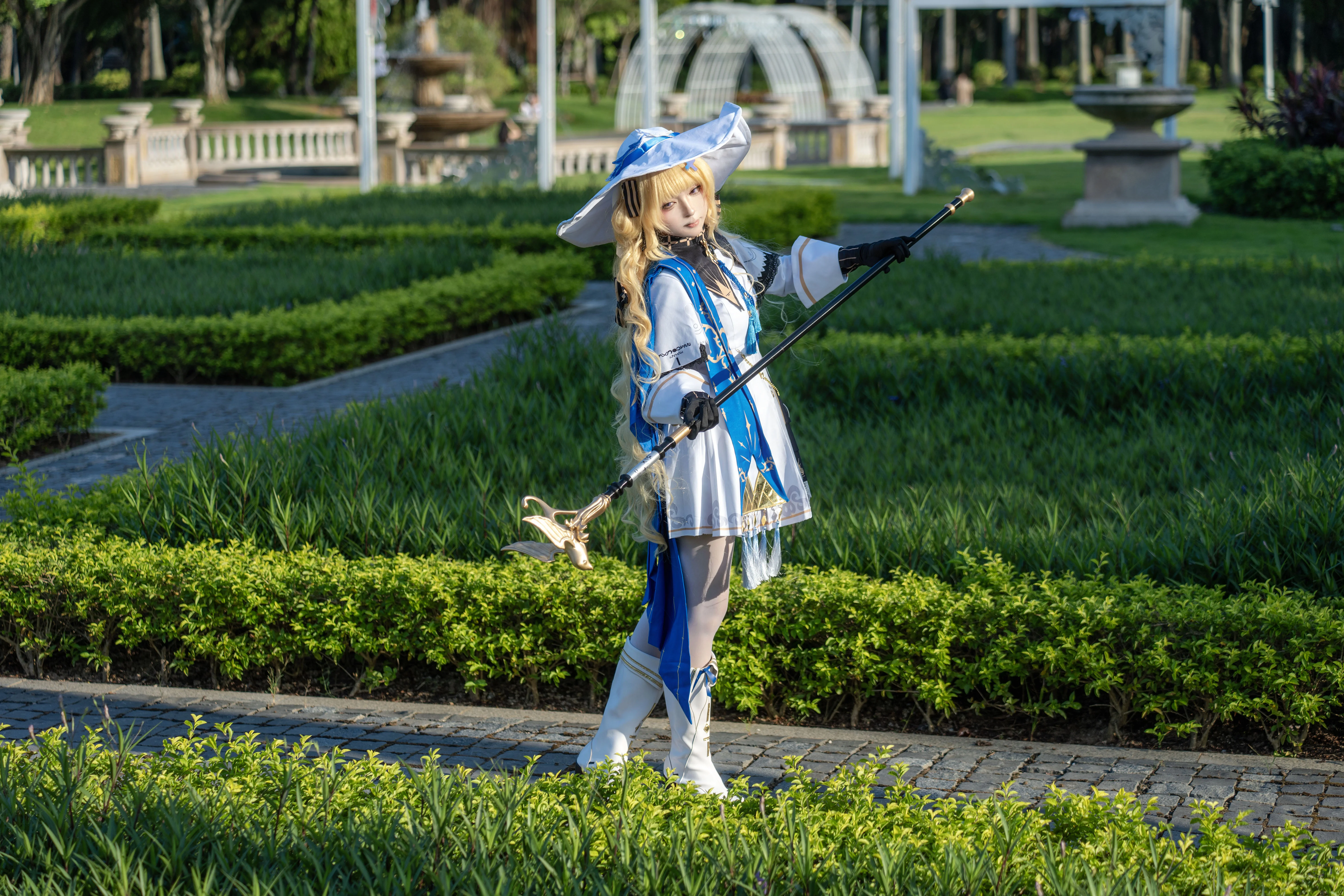 【フィービー コスプレ】鳴潮の魔法使いスタイリング、屋外ロケの完全手動レタッチ記録 - 2 枚目
