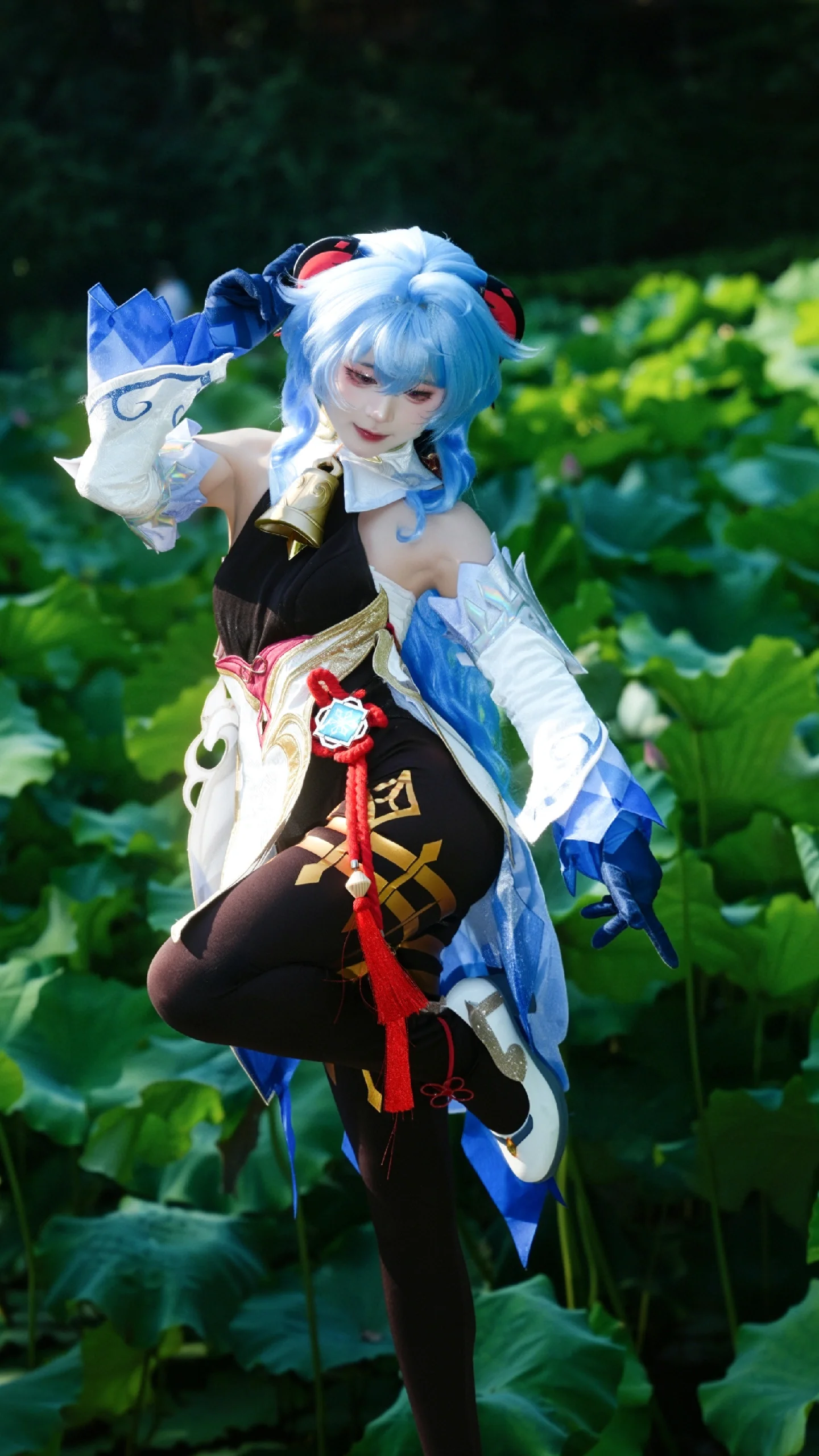 【甘雨cos】夏日荷塘，与弓箭共度的自然时光 - 第 1 张