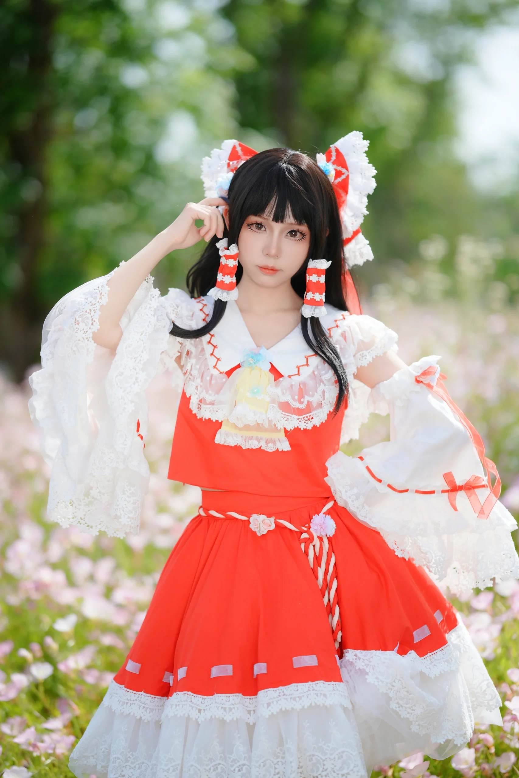 【博丽灵梦cos】月见草花海中的东方Project红白巫女