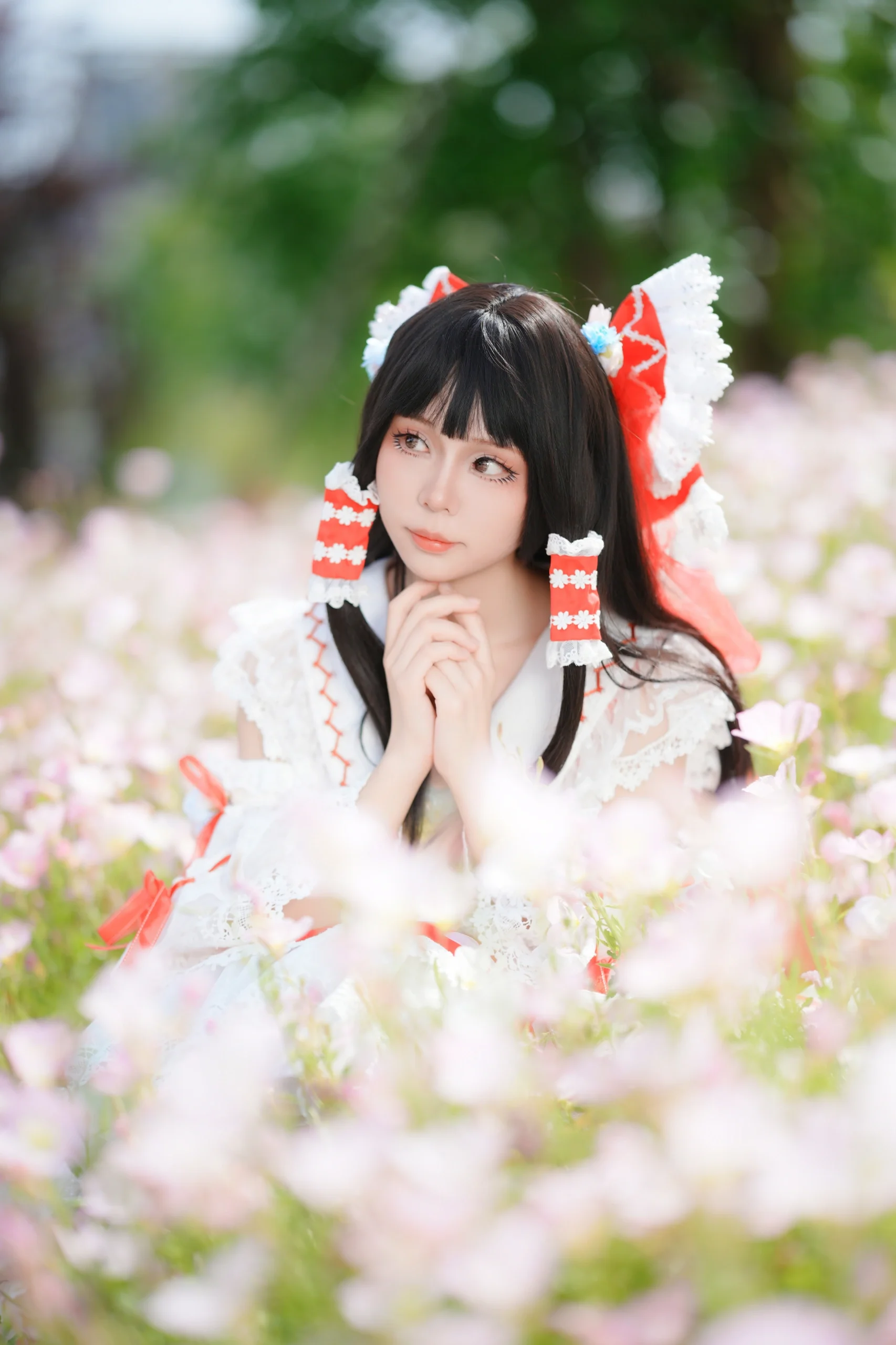 【博麗靈夢cos】月見草花海中的東方Project紅白巫女 - 第 2 張