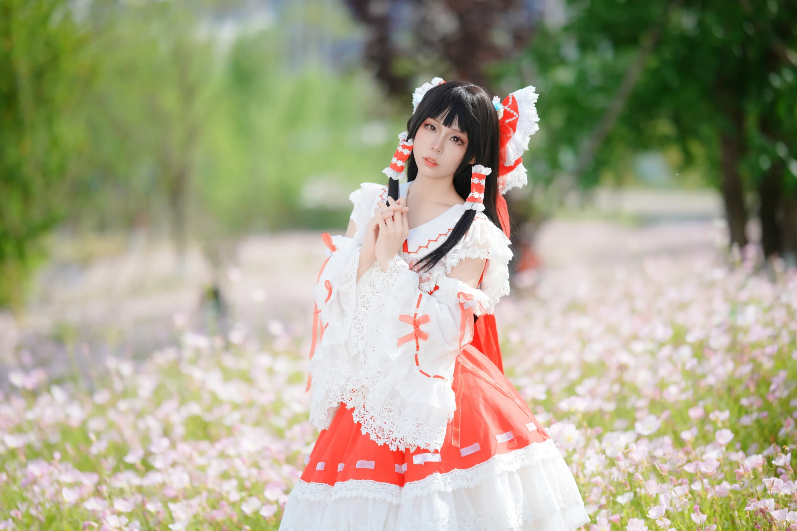 【博麗靈夢cos】月見草花海中的東方Project紅白巫女 - 第 3 張