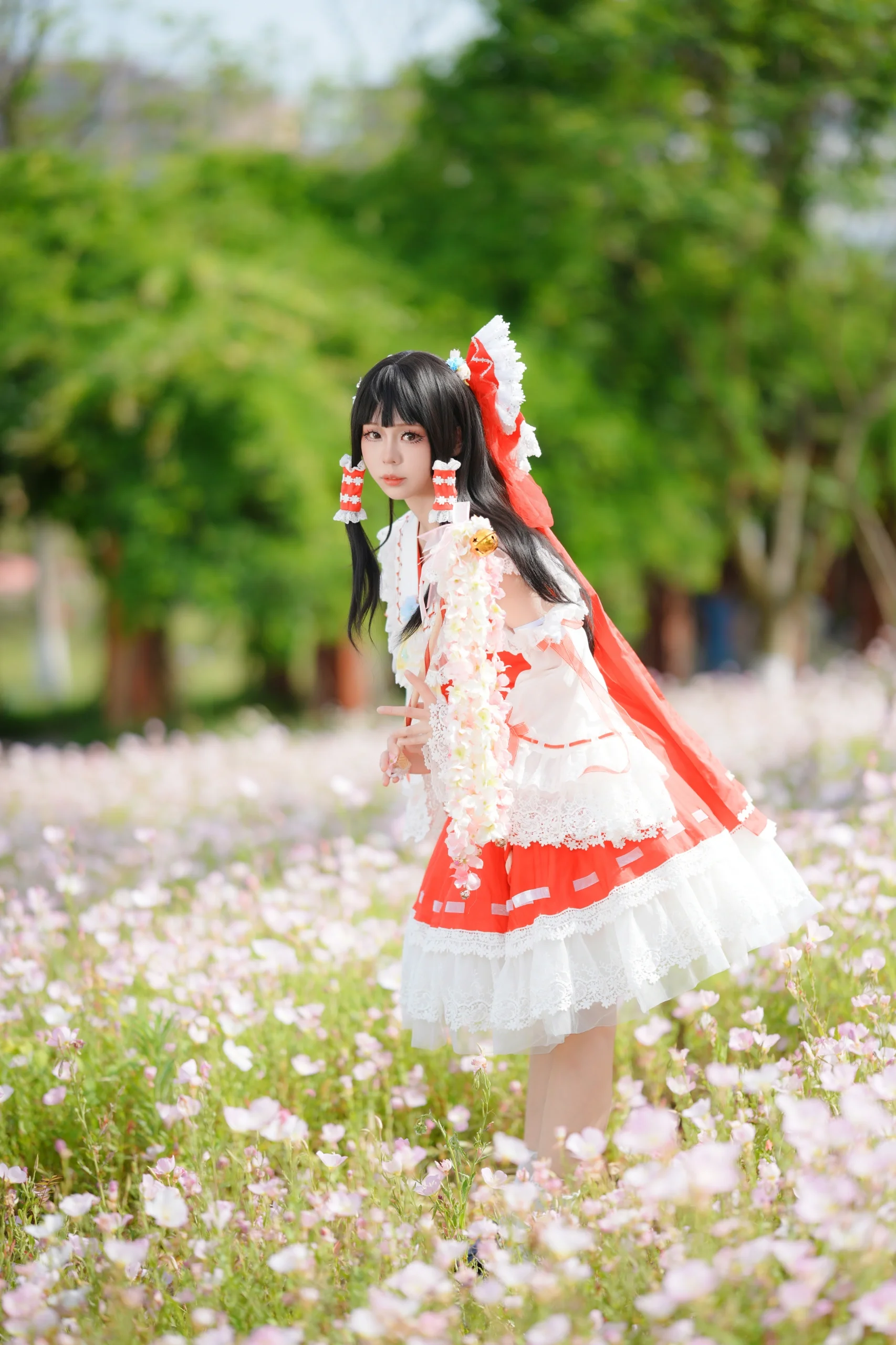 【博麗靈夢cos】月見草花海中的東方Project紅白巫女 - 第 6 張