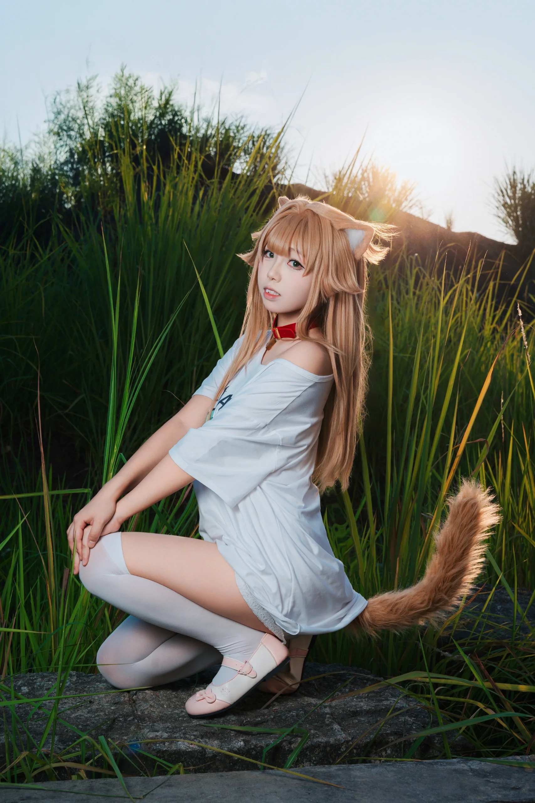 【兽耳娘cos】日落时分的野外光影与慵懒穿搭 - 第 1 张