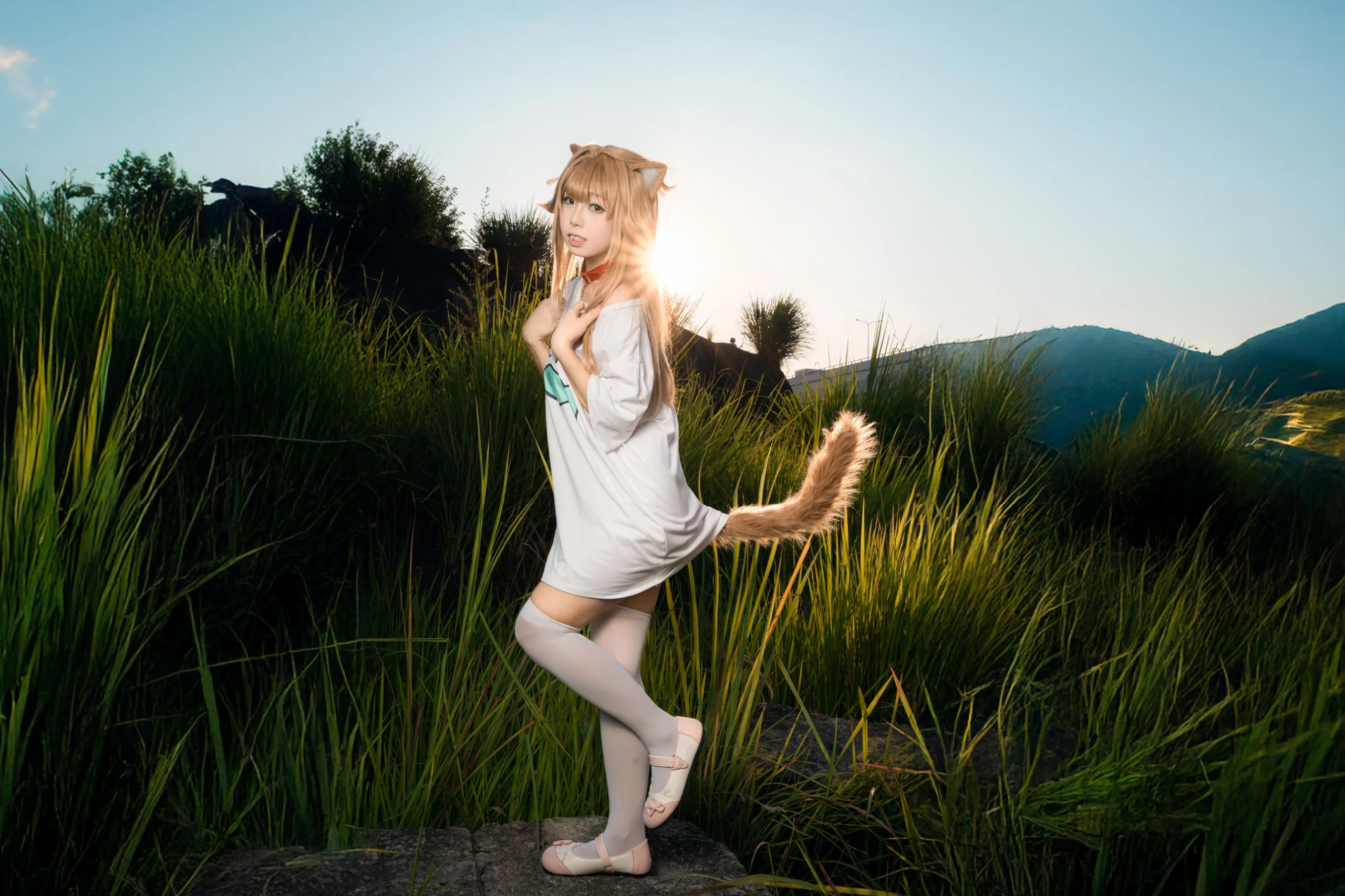 【兽耳娘cos】日落时分的野外光影与慵懒穿搭 - 第 2 张