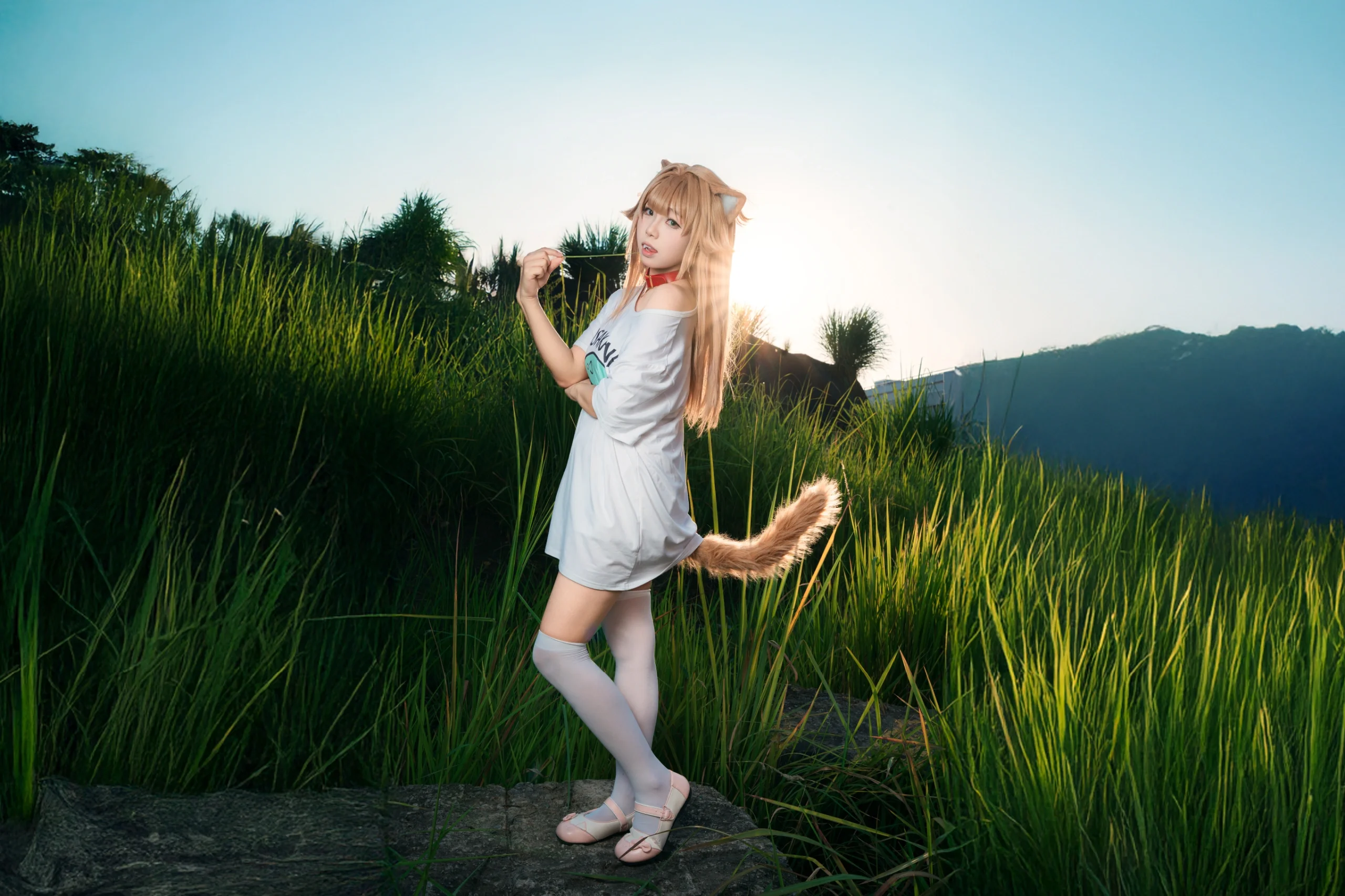 【兽耳娘cos】日落时分的野外光影与慵懒穿搭 - 第 3 张