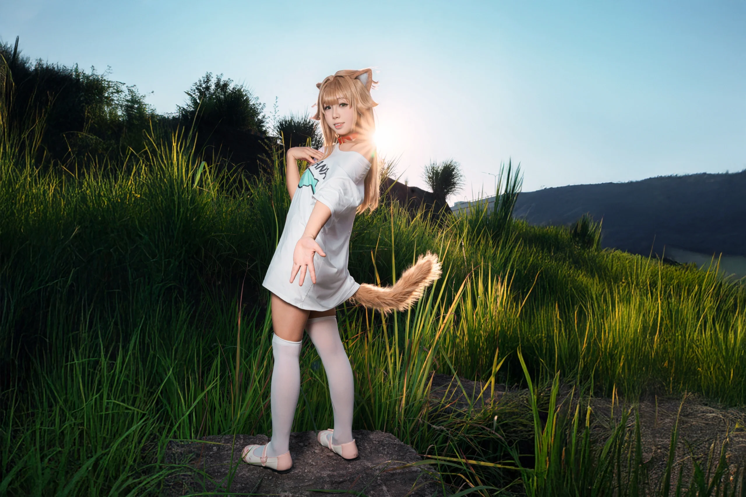 【兽耳娘cos】日落时分的野外光影与慵懒穿搭 - 第 4 张