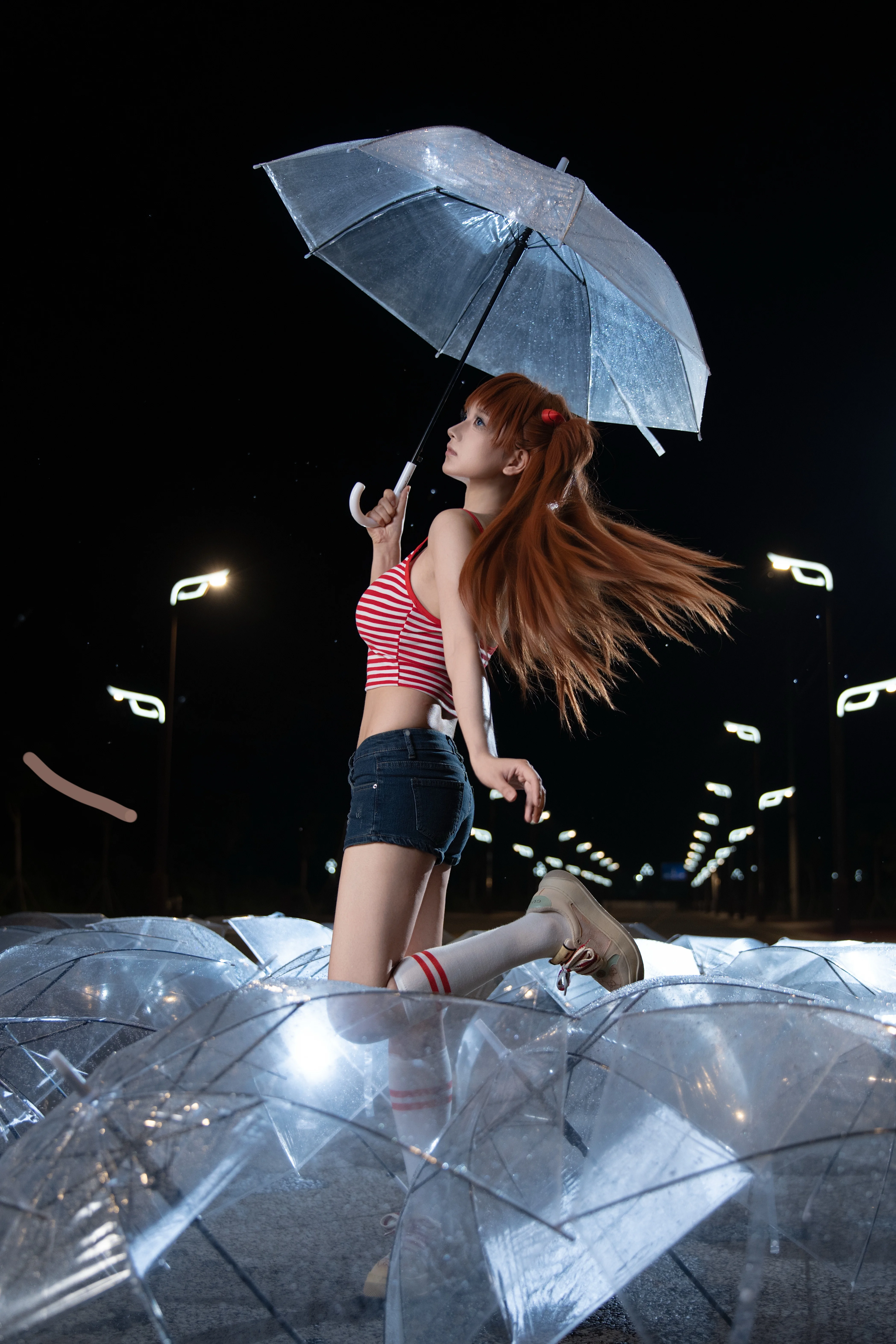 【明日香cos】EVA经典红白条纹，断头路夜景雨伞大片 - 第 1 张