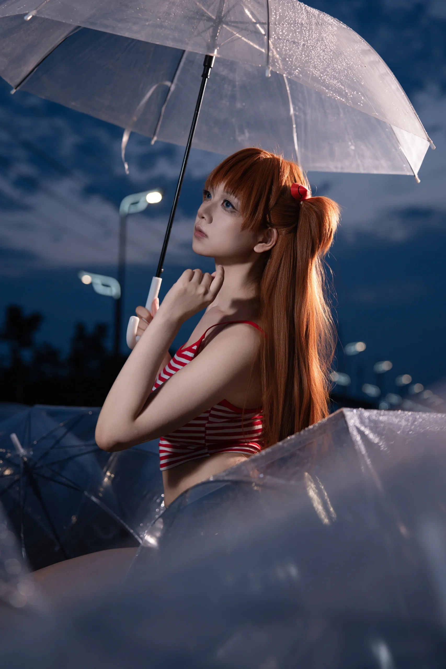 【明日香cos】EVA经典红白条纹，断头路夜景雨伞大片 - 第 4 张