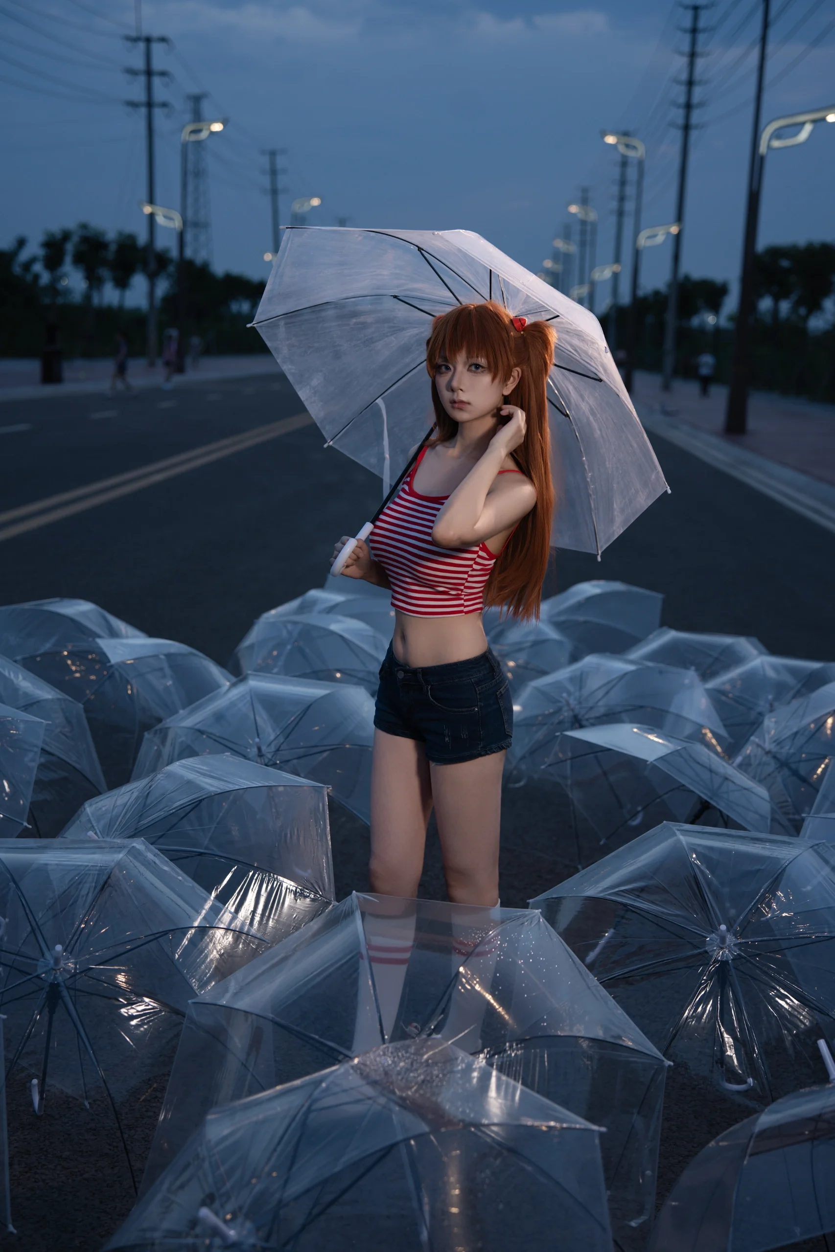 【明日香cos】EVA经典红白条纹，断头路夜景雨伞大片 - 第 8 张