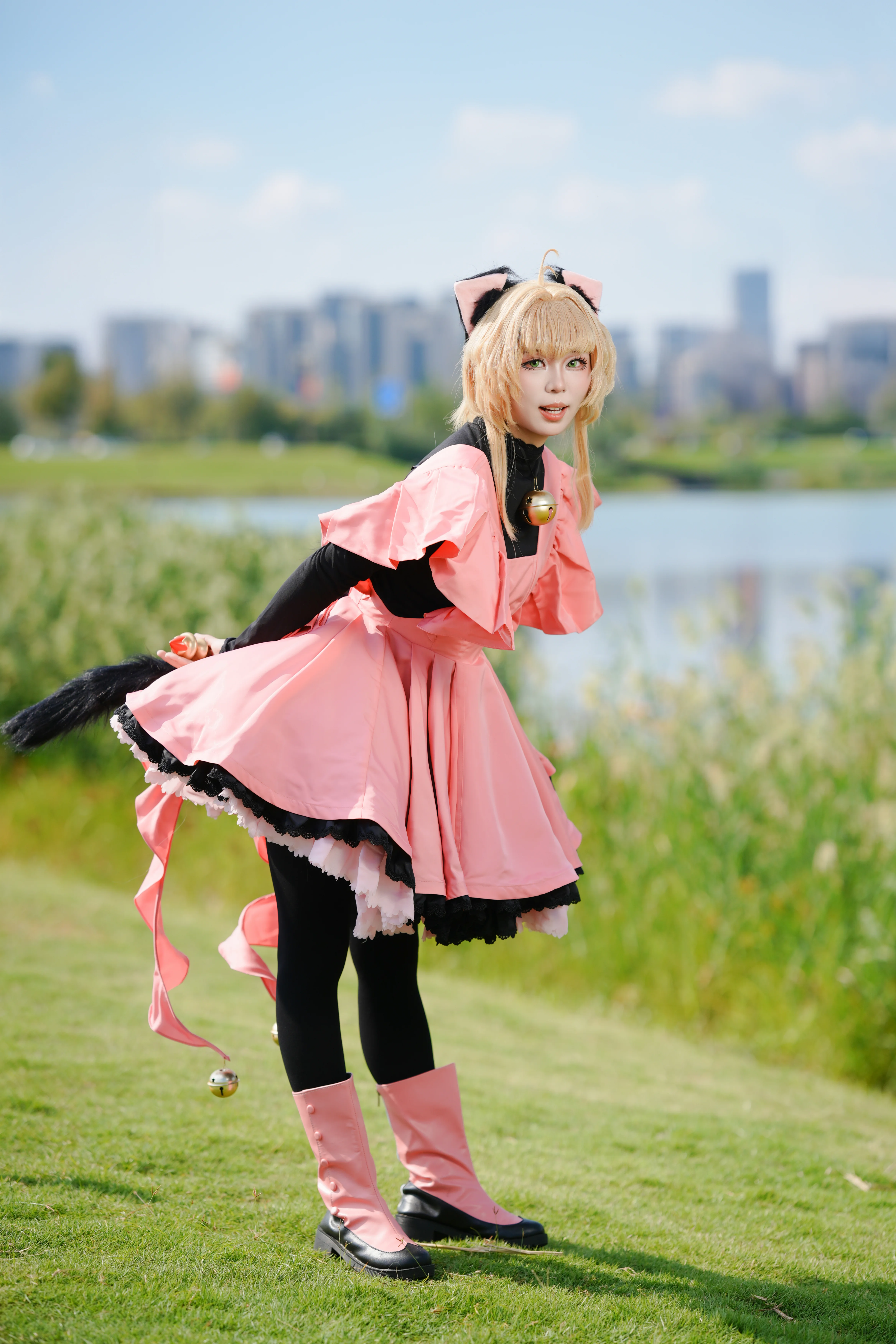 【小櫻cos】魔卡少女櫻無差別造型，水邊舉起飛天法杖 - 第 2 張
