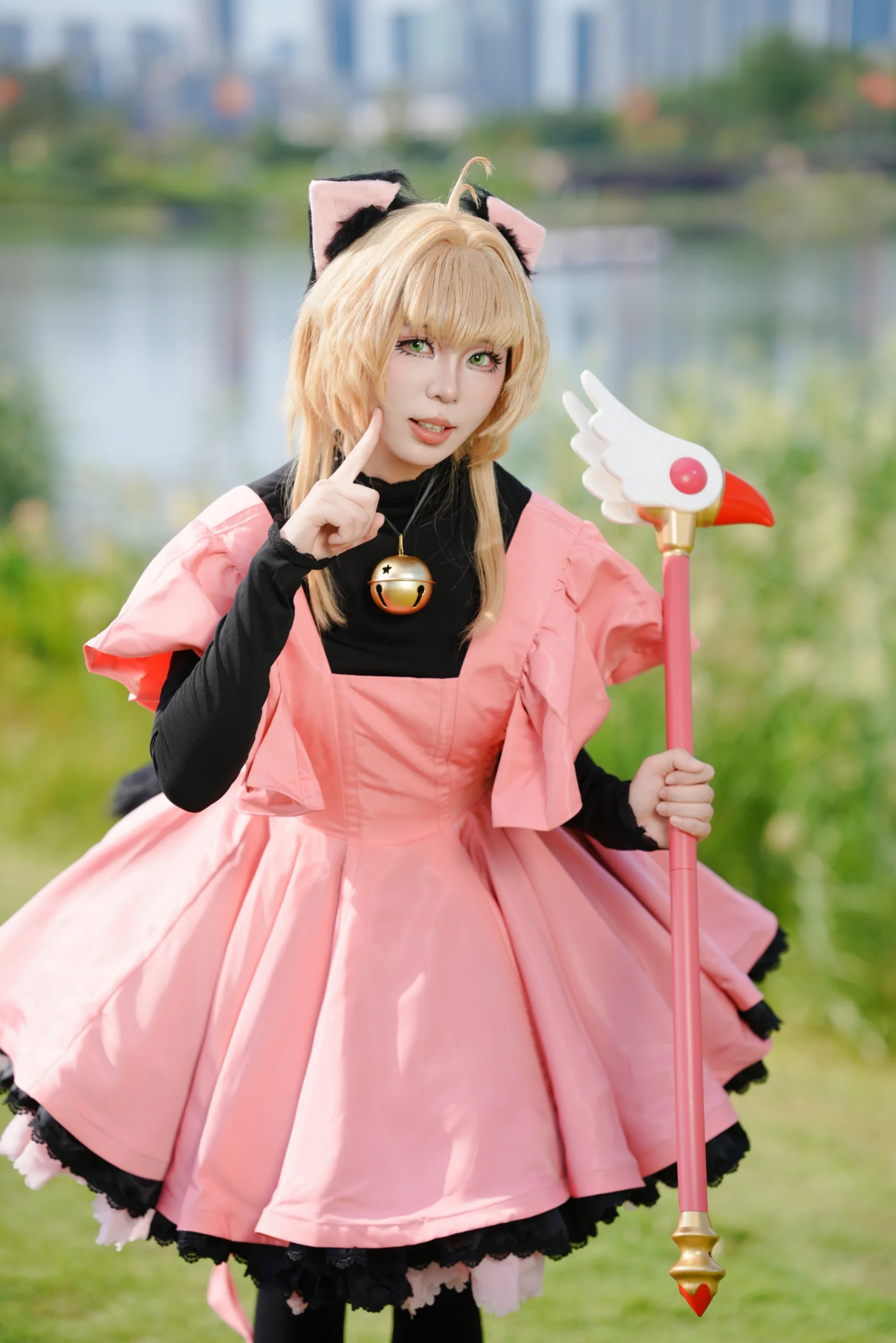 【小櫻cos】魔卡少女櫻無差別造型，水邊舉起飛天法杖 - 第 3 張