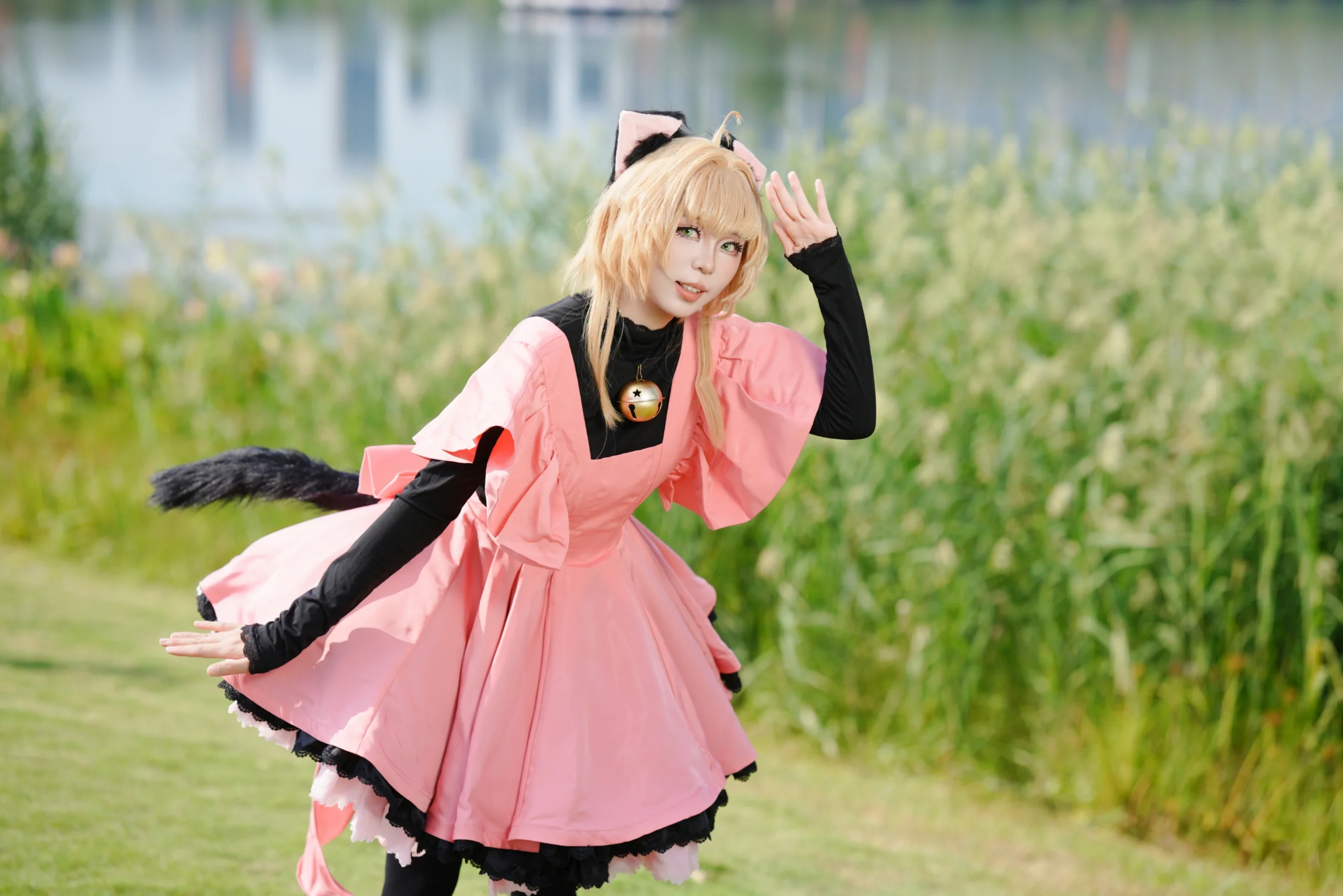 【小櫻cos】魔卡少女櫻無差別造型，水邊舉起飛天法杖 - 第 4 張