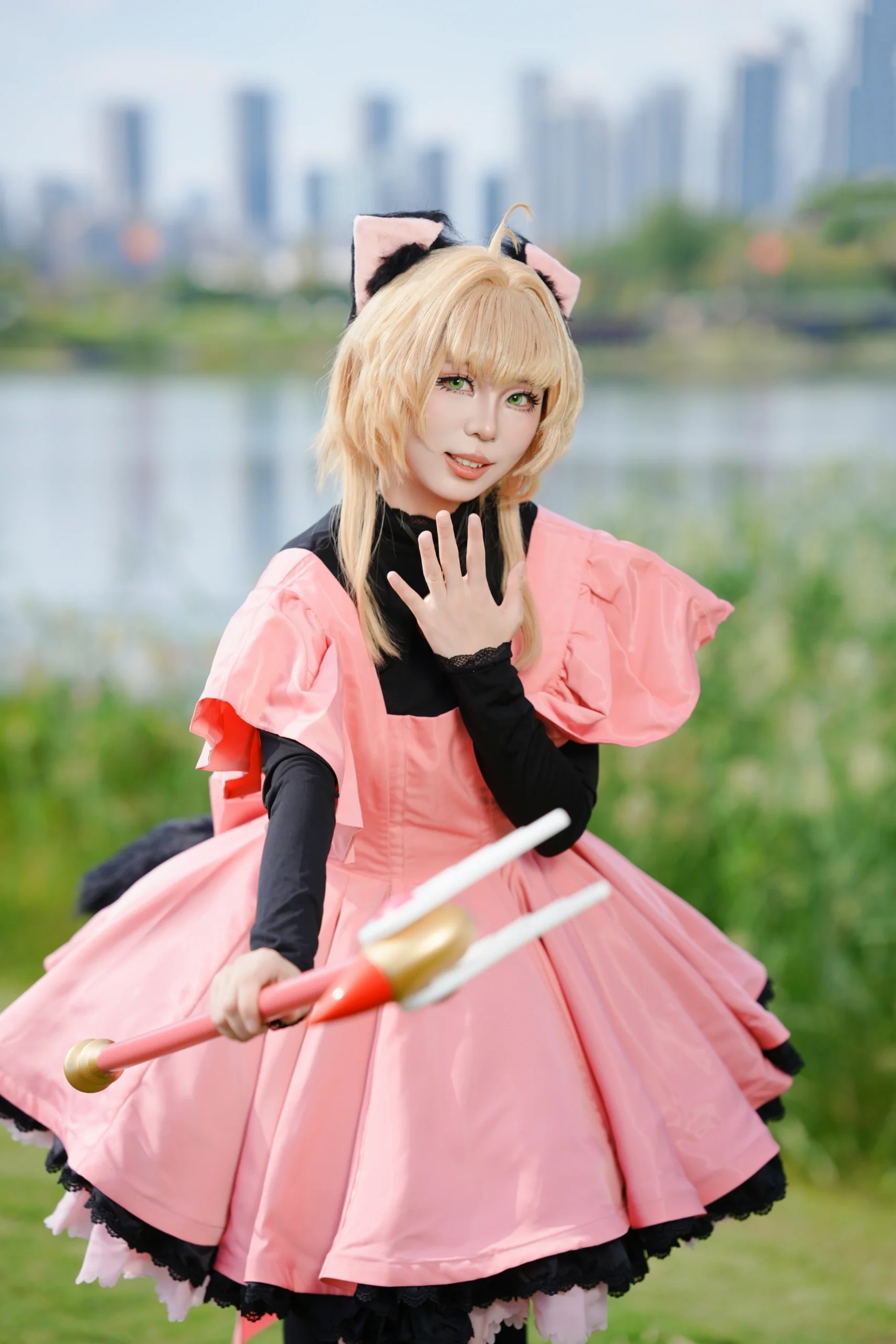 【小櫻cos】魔卡少女櫻無差別造型，水邊舉起飛天法杖 - 第 5 張