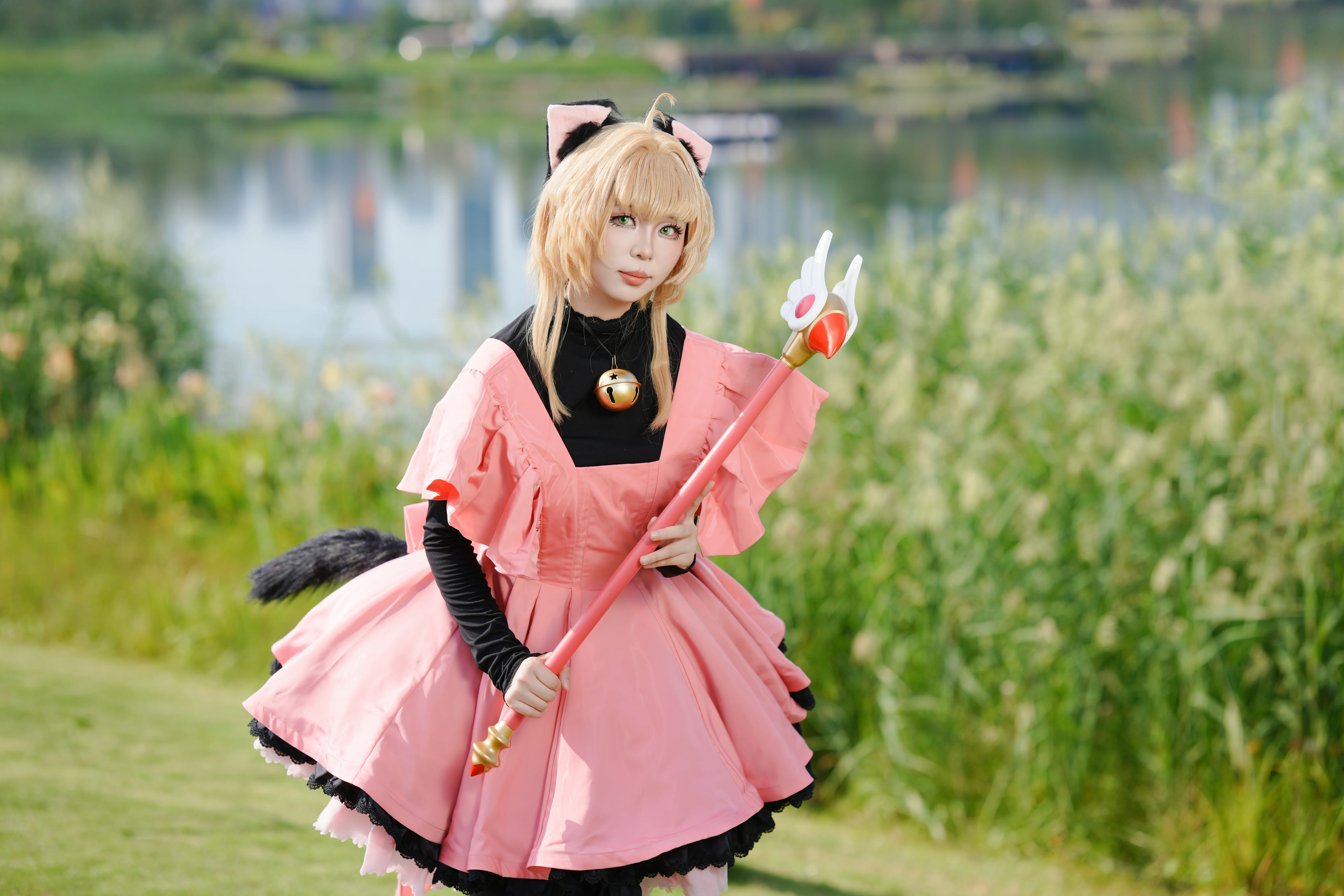 【小櫻cos】魔卡少女櫻無差別造型，水邊舉起飛天法杖 - 第 6 張