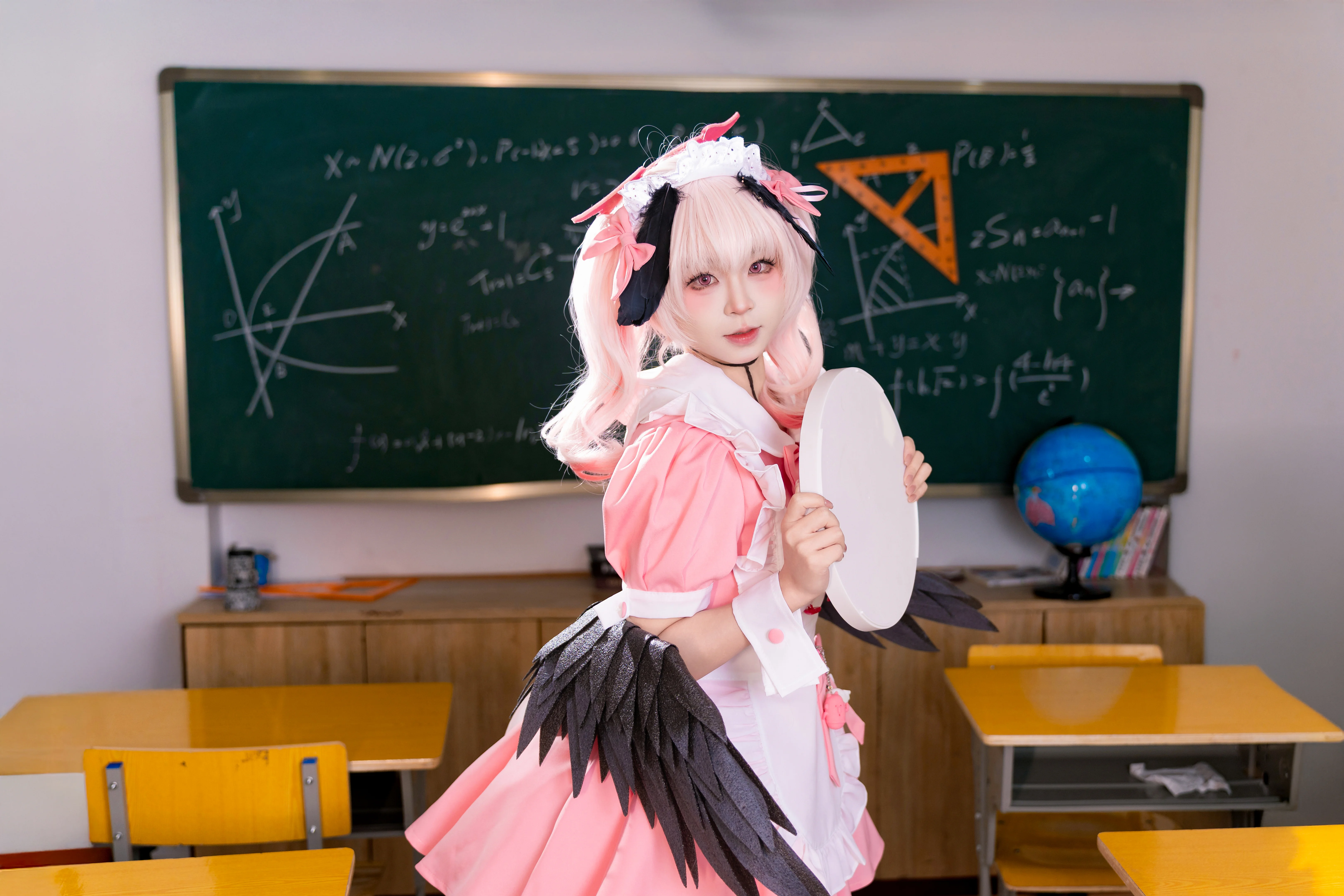 【下江コハル コスプレ】ブルーアーカイブ・教室に舞い降りた甘いメイド服姿の本編シェア - 4 枚目