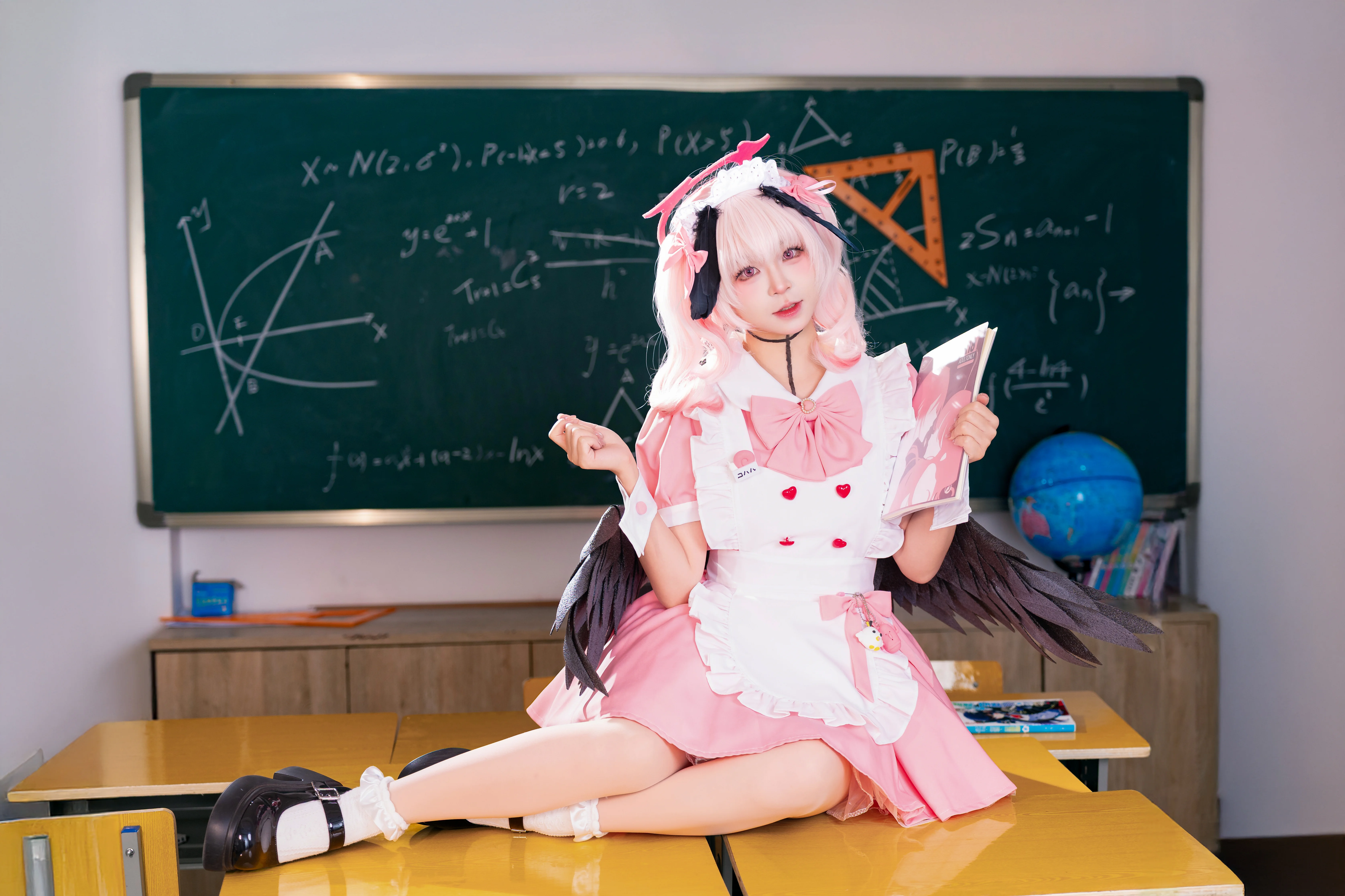 【下江コハル コスプレ】ブルーアーカイブ・教室に舞い降りた甘いメイド服姿の本編シェア - 7 枚目