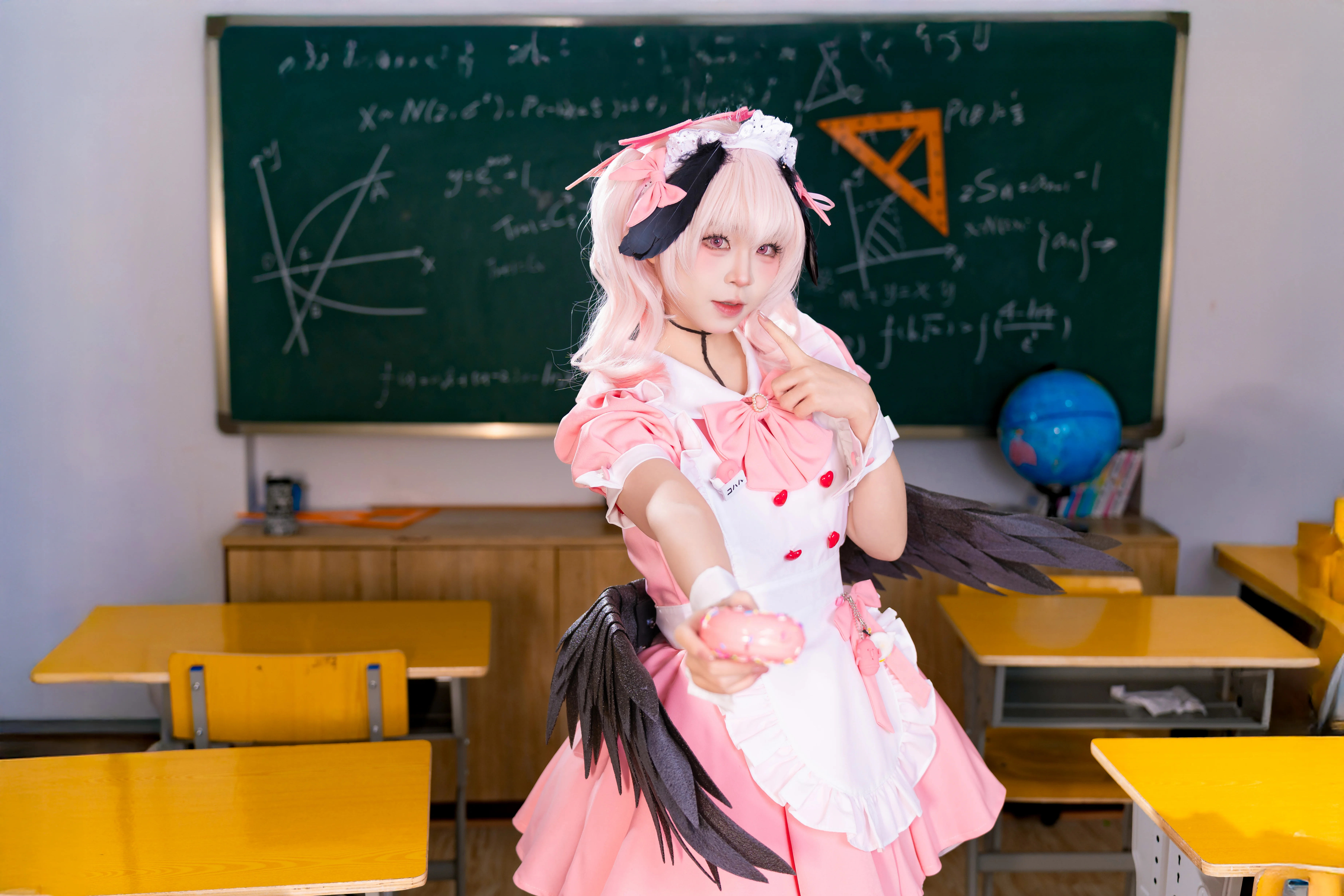 【下江コハル コスプレ】ブルーアーカイブ・教室に舞い降りた甘いメイド服姿の本編シェア - 9 枚目