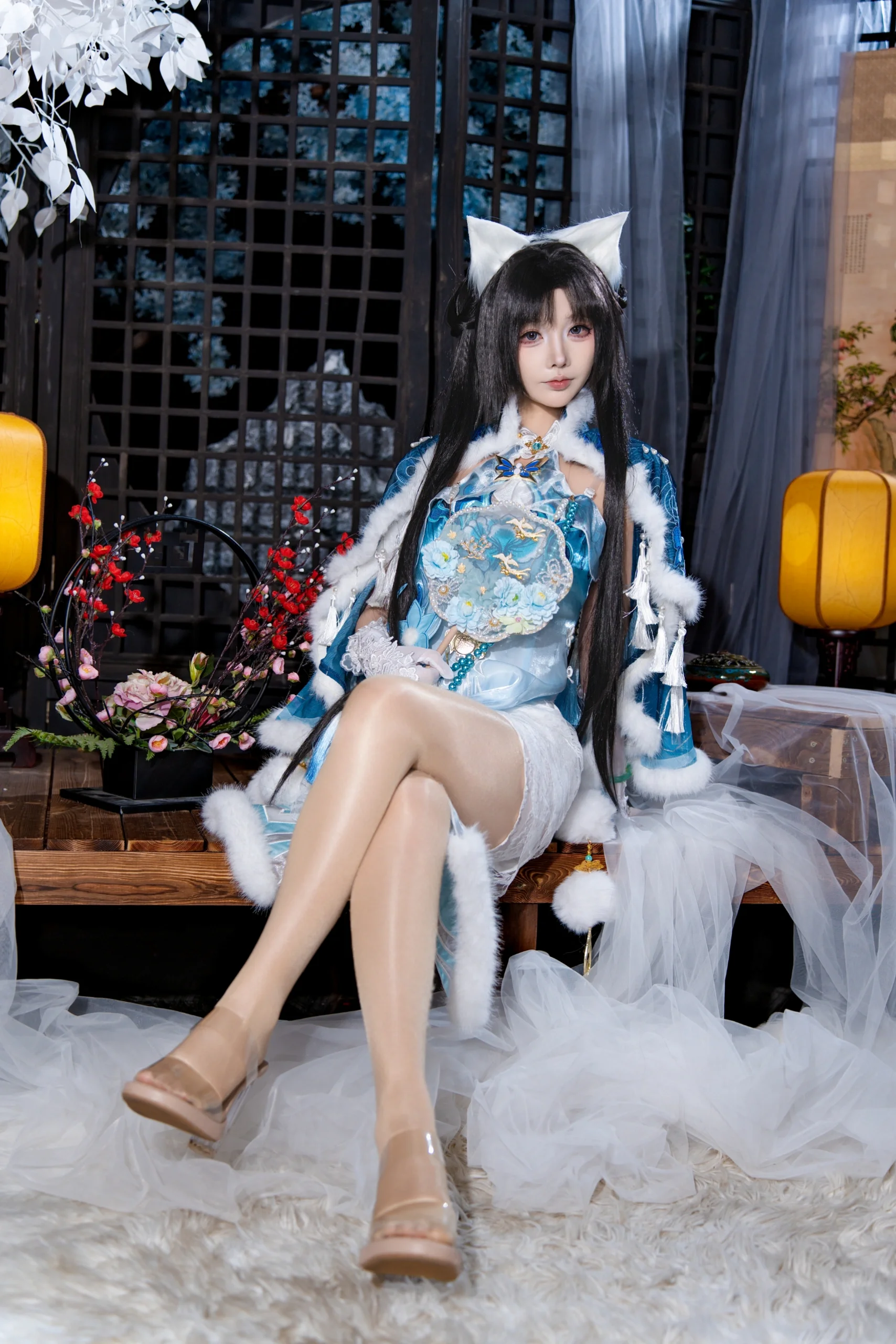 【顾清寒cos】永劫无间藏雨阁主，蓝白古装与毛绒元素的冬日意境 - 第 3 张
