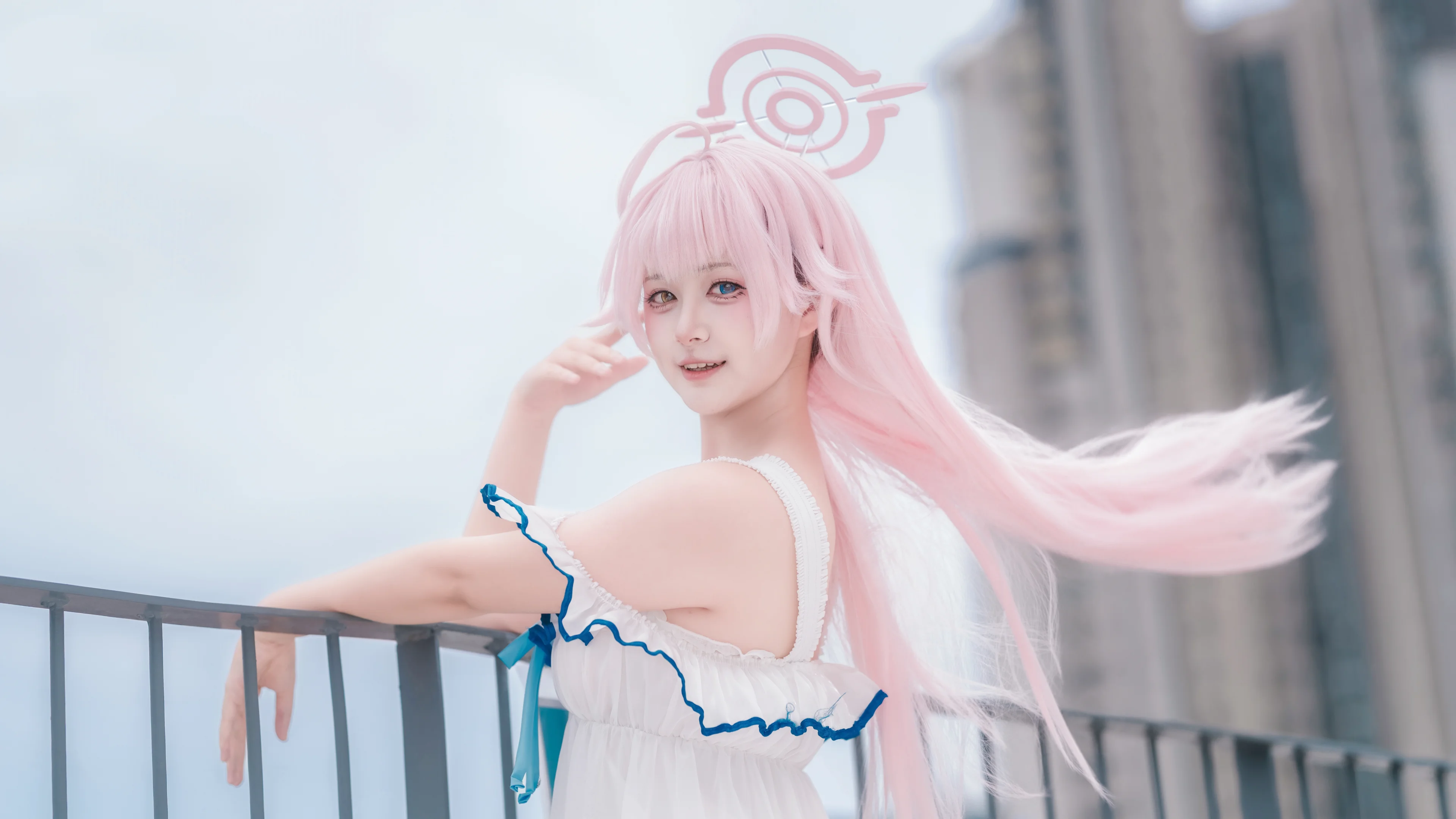 【ブルーアーカイブコスプレ】BWに行かない物憂げな日常、ピンク髪白ワンピの屋外随撮 - 2 枚目