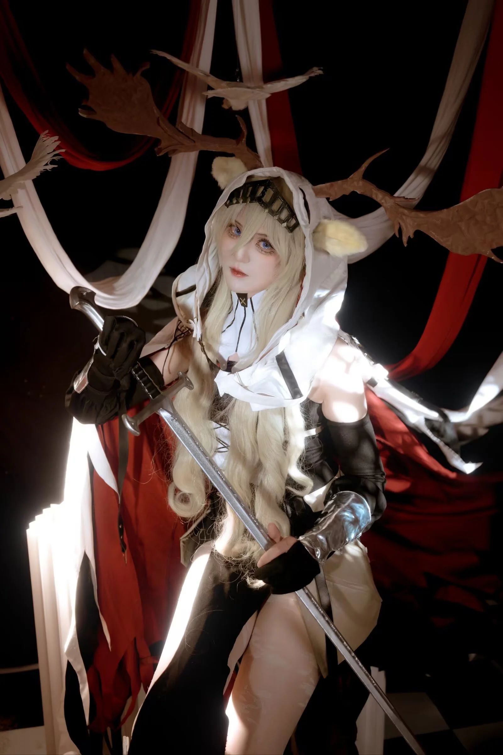 【白フード獣耳コスプレ】白黒格子のスタジオで描くダークファンタジー写真 - 3 枚目