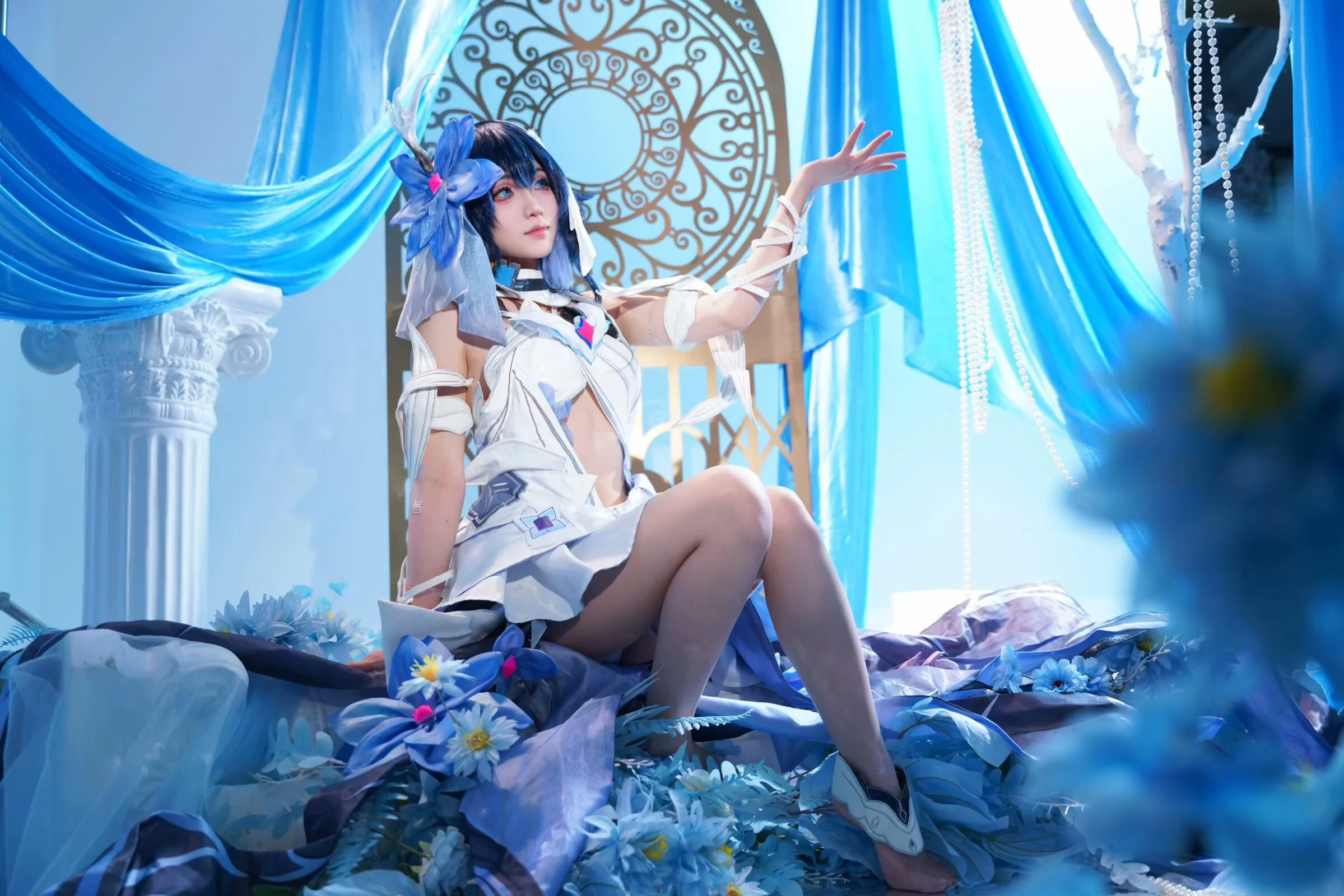 蓝白花海里的白色裙装，这组cos质感真的绝了 - 第 1 张