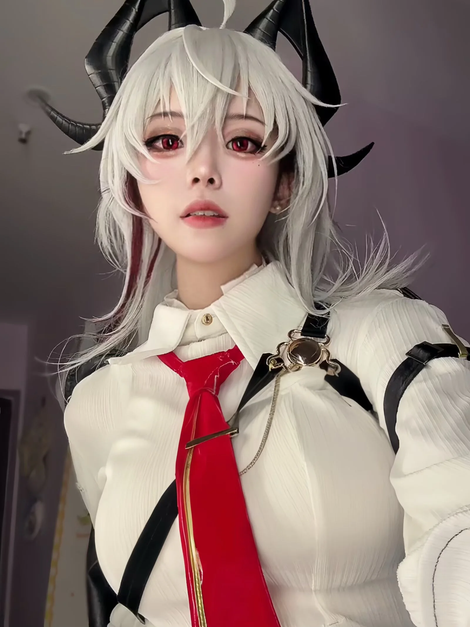 【支配之律者cos】白衬衫红领带的机能风造型与眼妆的完美呼应
